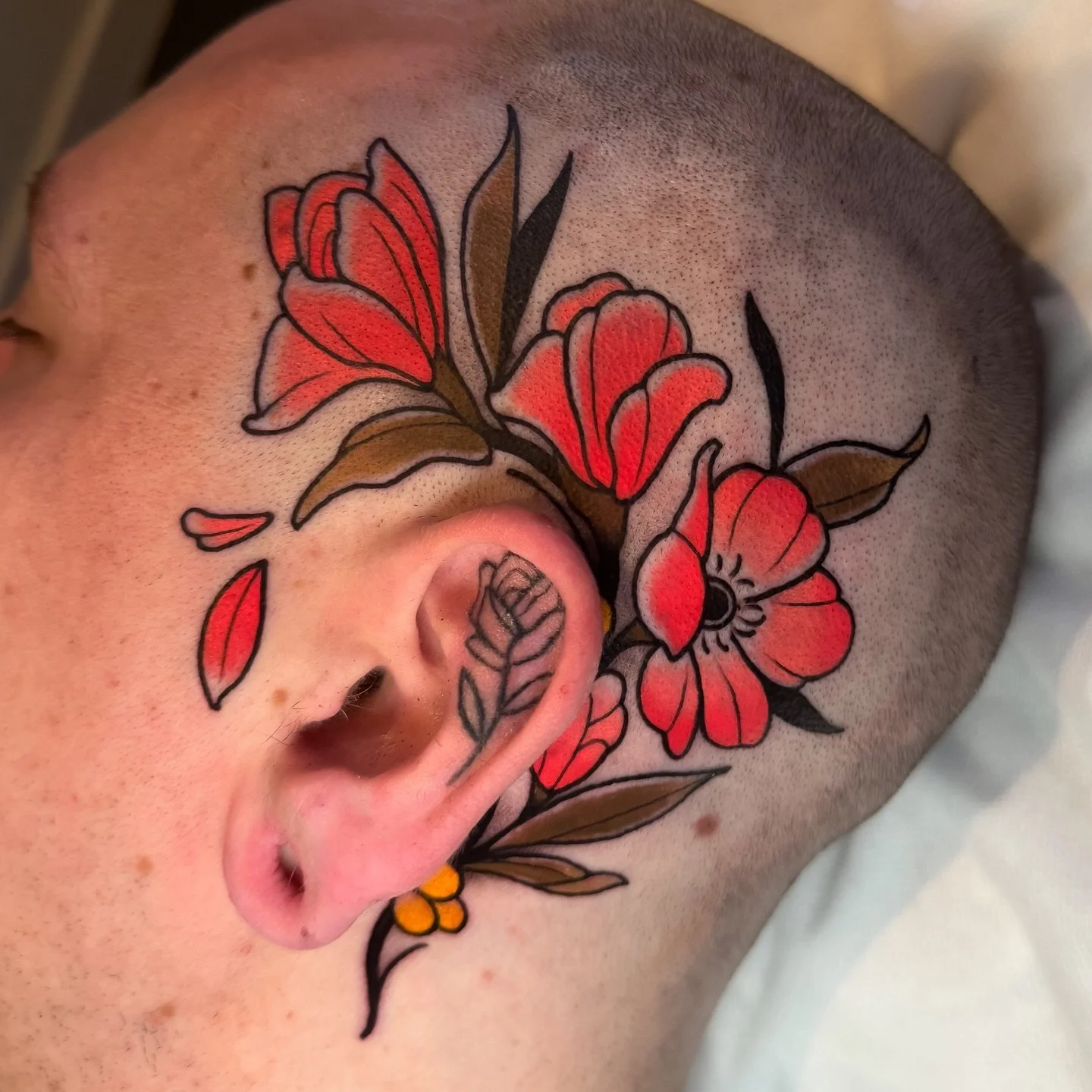❖ FLOWERS ❖

Side of the head for my friend @jan.vanput 🙏🏽 thanks for taking it like a champion again man 👏🏼

Done at @cobragoldtattoo using @vladbladirons @killerinktattoo @emalla.official @skin_master_ink