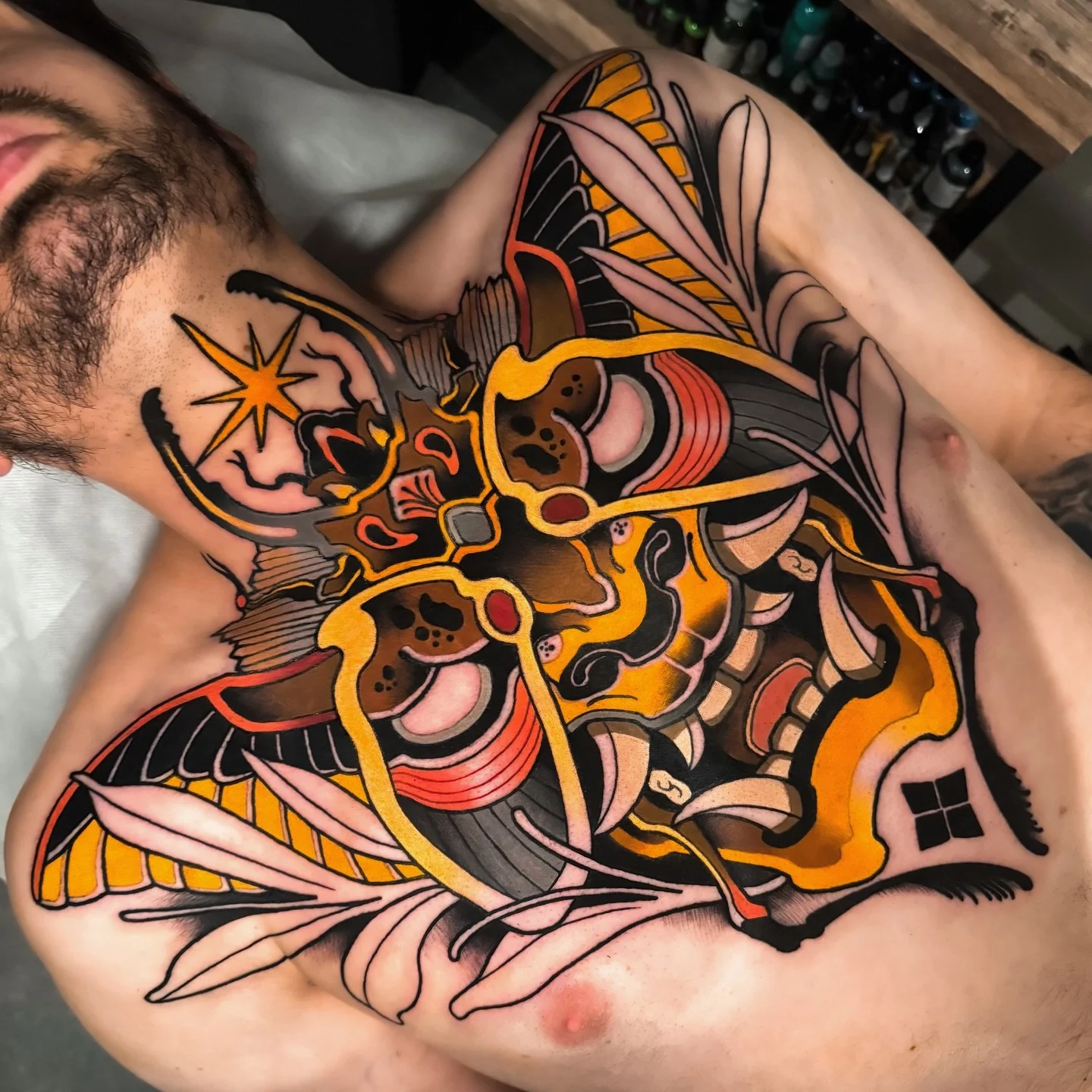 ❖ SCARABANNYA ❖

2 days in a row on this scarab beetle x hannya for the ultra strong @Guillaumegom ! Thanks you so much man for traveling and being so strong ! Can't wait to finish this piece and add more to the traps and neck 👏🏼😍

Done at @cobrag