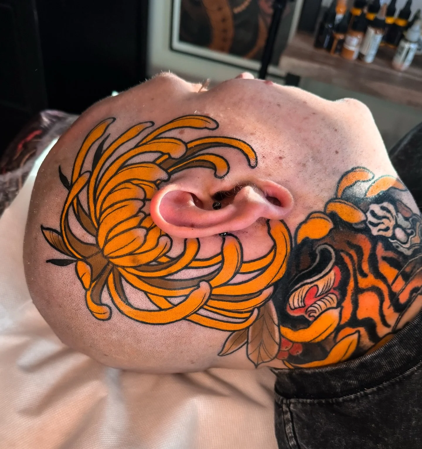 ❖ CHRYSANTHEMUM ❖

New headblaster for @jan.vanput ! Thanks buddy for the cool projects always 🙏🏽😁 had an amazing time as usual. See you soon! 

Done at @cobragoldtattoo using @vladbladirons @killerinktattoo @emalla.official @skin_master_ink
