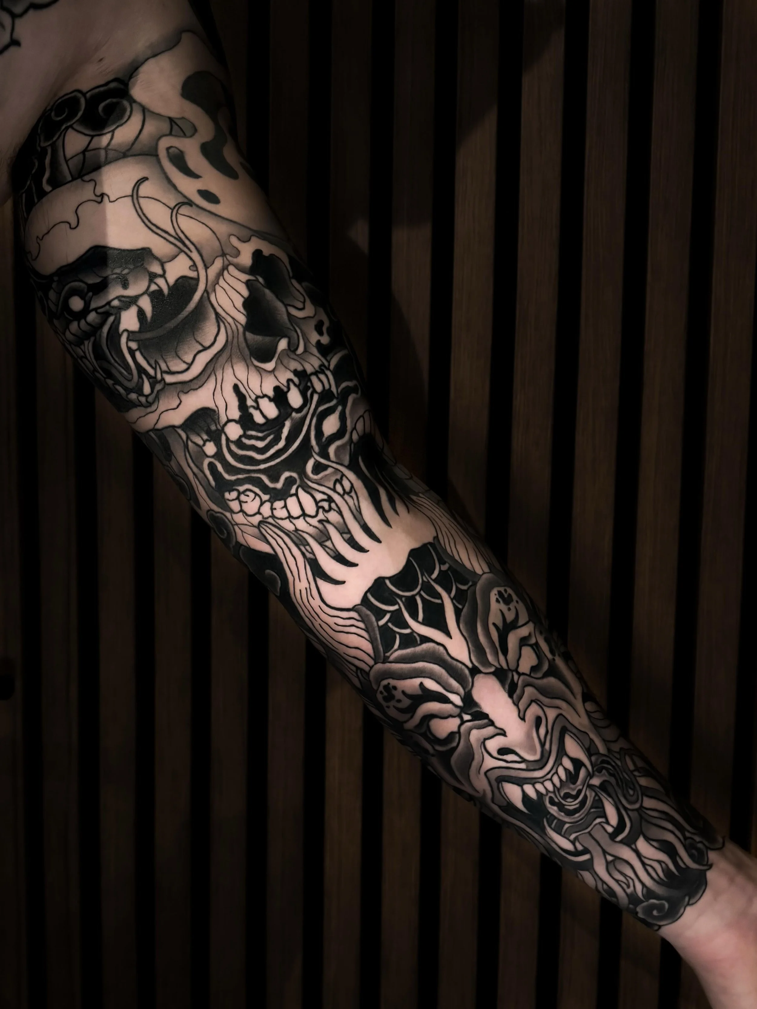 &bull; HEALED &bull; done on the awesome @carlos.garx 🖤 I loved doing this bad ass project and would love to do more like this! HIT ME UP!! Also possible in color ofc. DM DM DM 💌 

What do you like more?