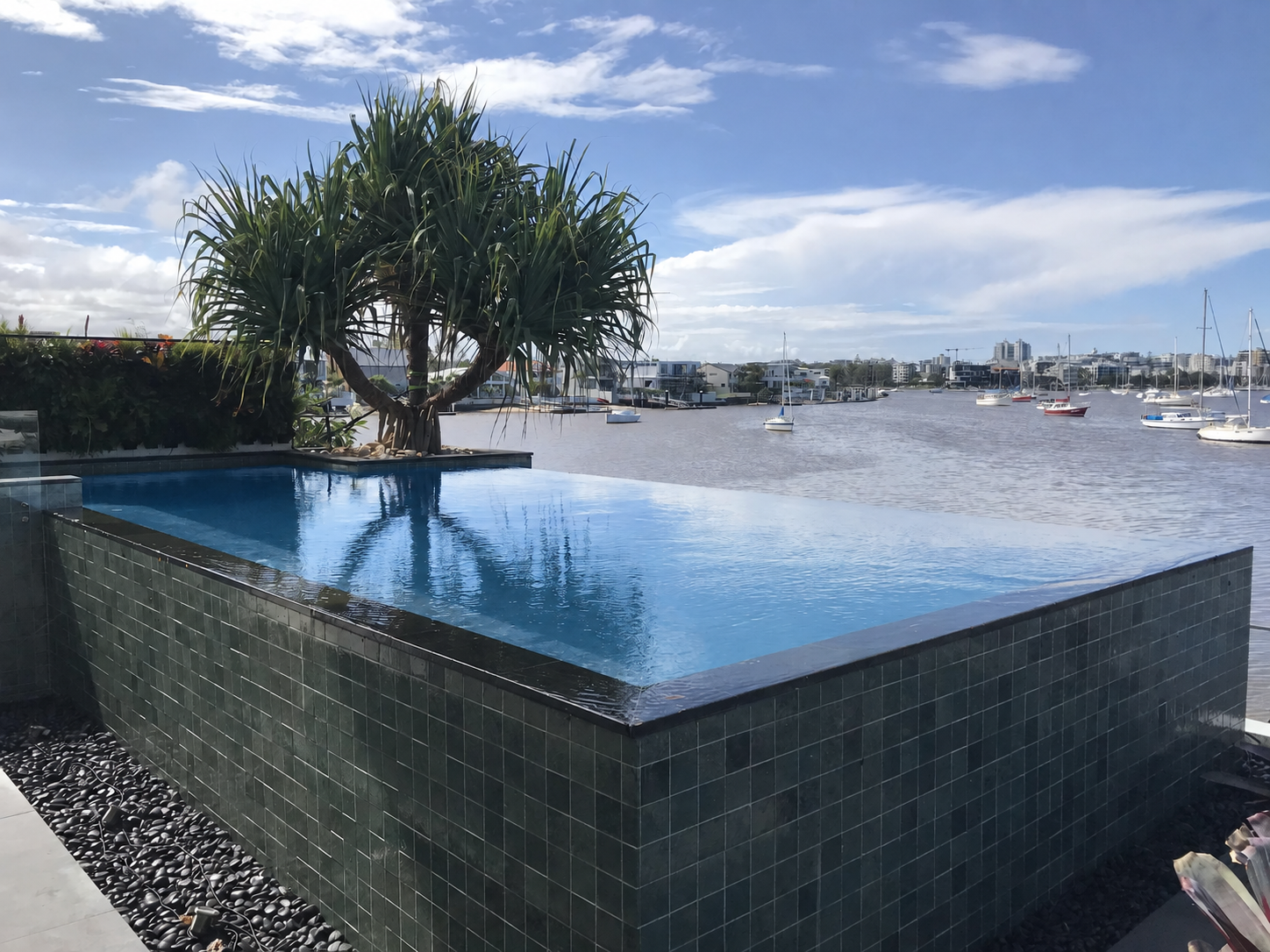 Pool servicing Minyama