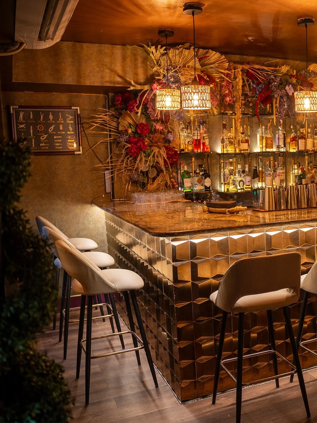 Welcome to our bar, built for elevated cocktails, warm glowing lights, and a vibe that feels good from the first sip 🍸 Come for the first round&hellip; stay for the next one 

Happy hour weekdays 4&ndash;7 pm at the bar, lounge, and outdoor. Walk-in