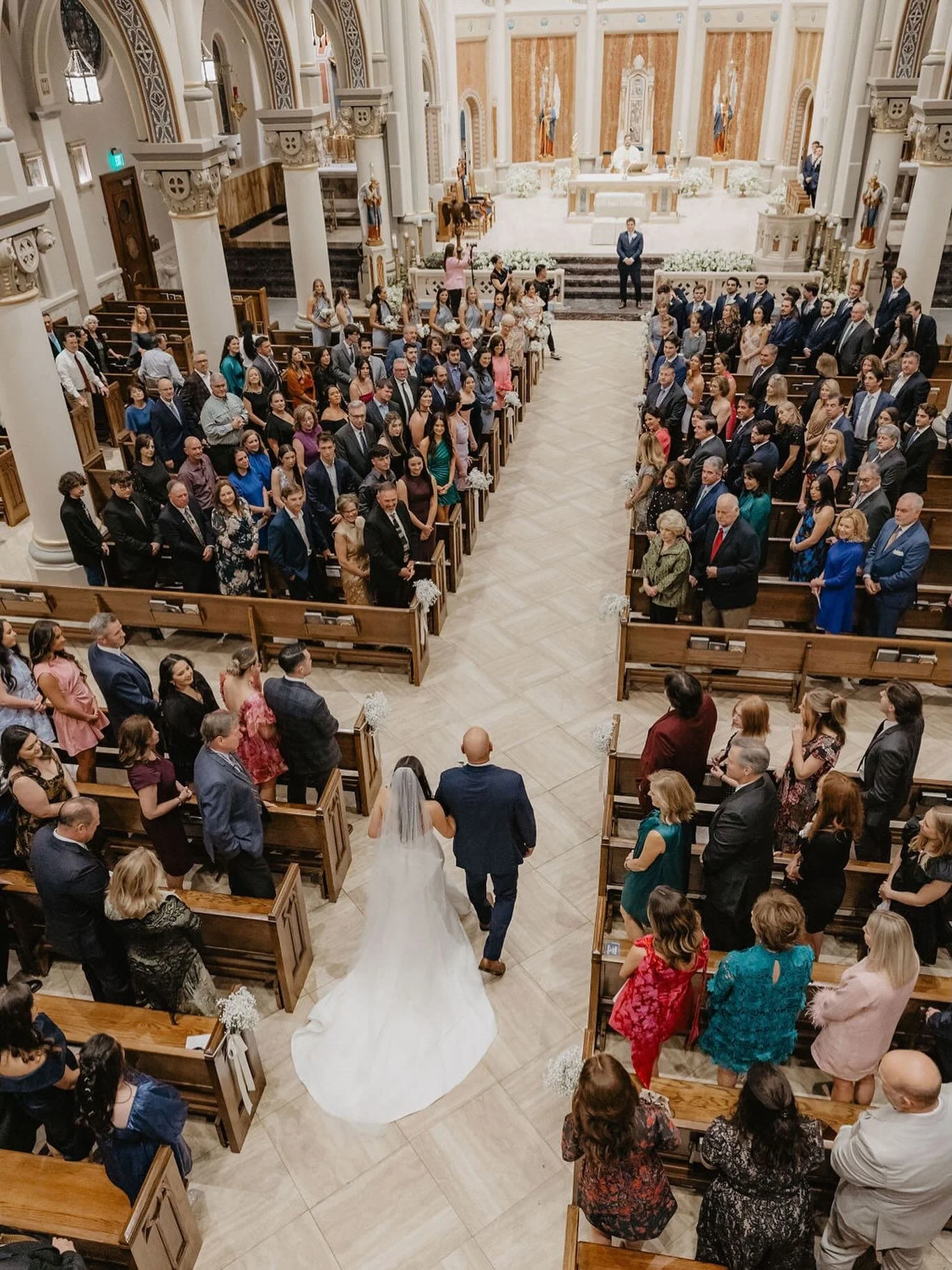 Love love love that you can see everyone watching them walk down the aisle. Our sweet @anzvjuneau surrounded by so much love!!! 💕 

📷: @emilygreenphoto