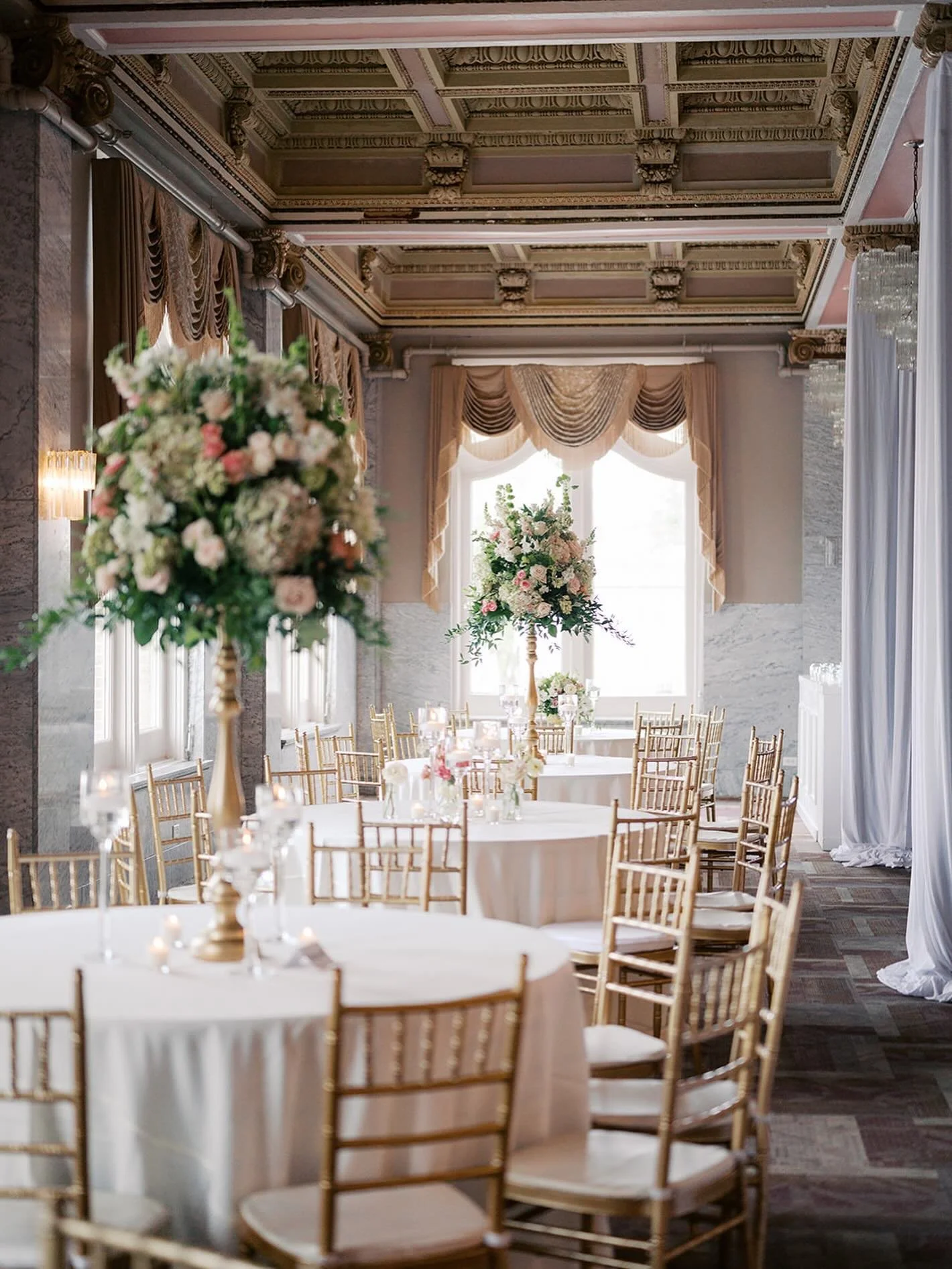 We love the detail and character The Hotel Bentley has to offer, paired with beautiful flowers by @kristinenastasi, 😍😍