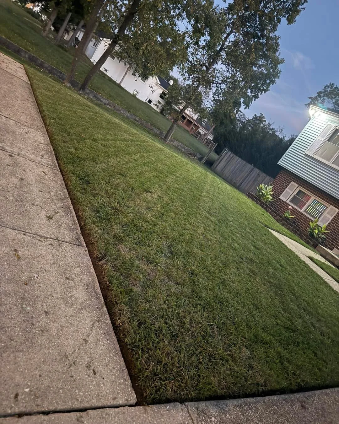 Evening Cut under the lights #batescutzlawncare #smallbusinessowner #blackownedbusiness
