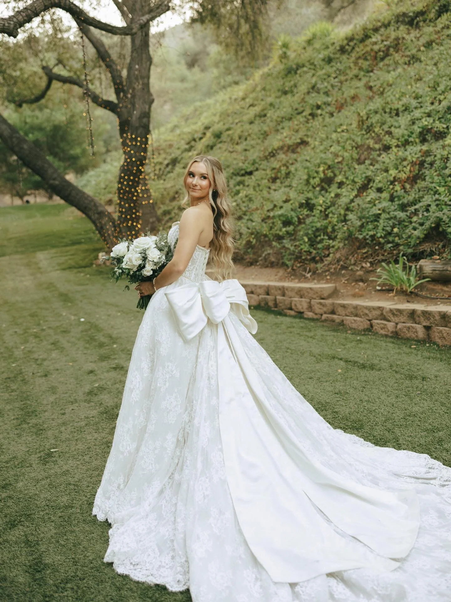 THE DETAILS✨

couldn&rsquo;t make up my mind picking a photo.. the hair.. the dress.. the vibes are ** chefs kiss **

PHOTOGRAPHER @tessamarieephoto 
VENUE @loswillows 

BOOKING NOW🖤
#archives #orlandoweddings #orlandobridalhairstylist #orlandobride