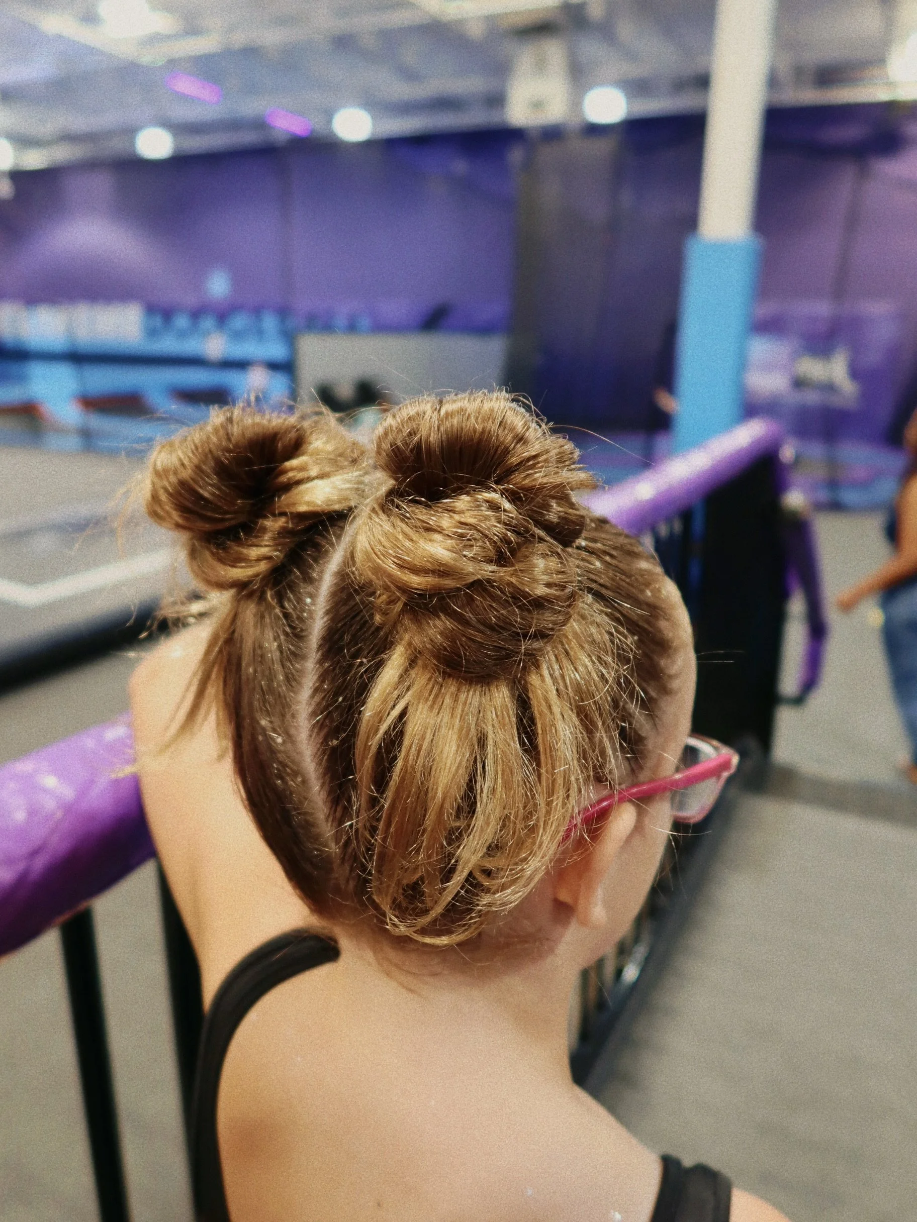 We&rsquo;ve been a little MIA lately, it&rsquo;s summer and we&rsquo;ve been bonus mom-ing hard. Here&rsquo;s my favorite little doll head lately, space buns w/glitter for the tiny one. 🛸✨ 

#kidshairstyles #orlandoweddinghairstylist #orlandobridalh
