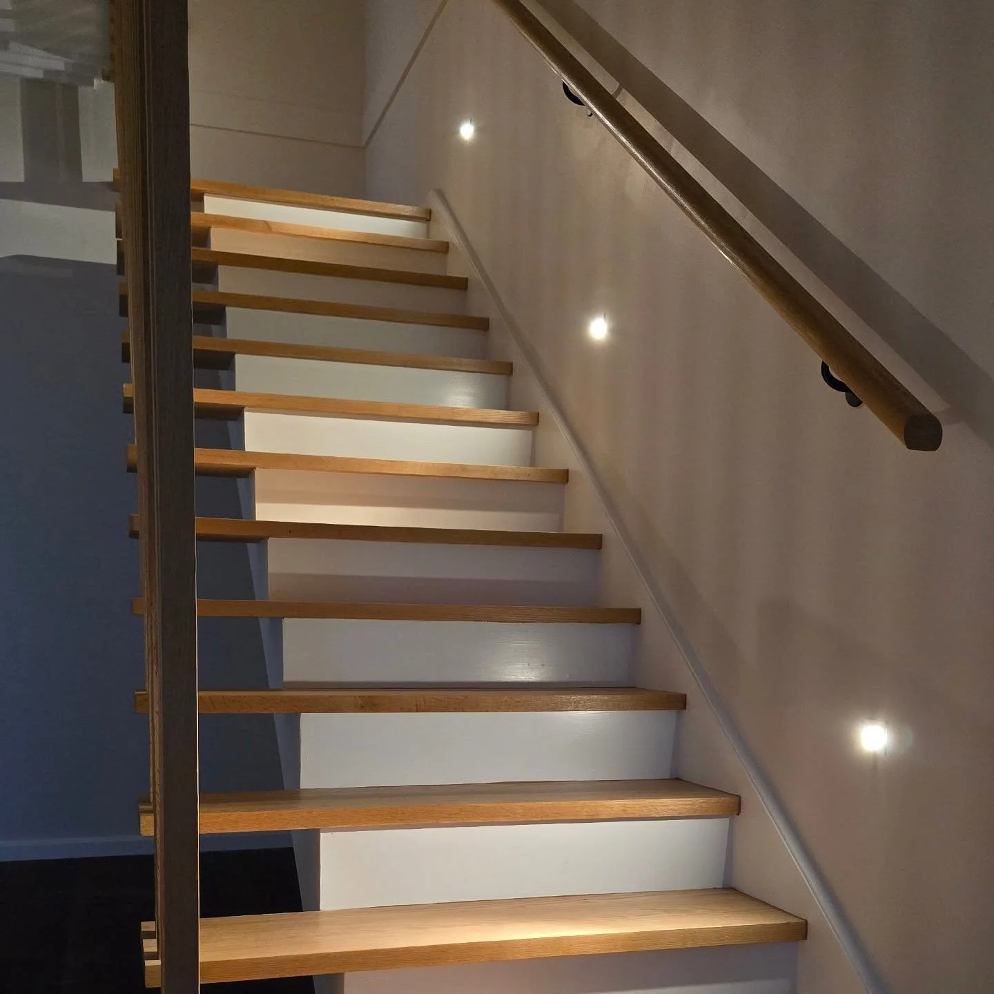 Adding step lights to your stairwell is a great idea! They're a simple and budget-friendly touch that makes a big difference!
#sparkylife #sparky ##electrician_gram