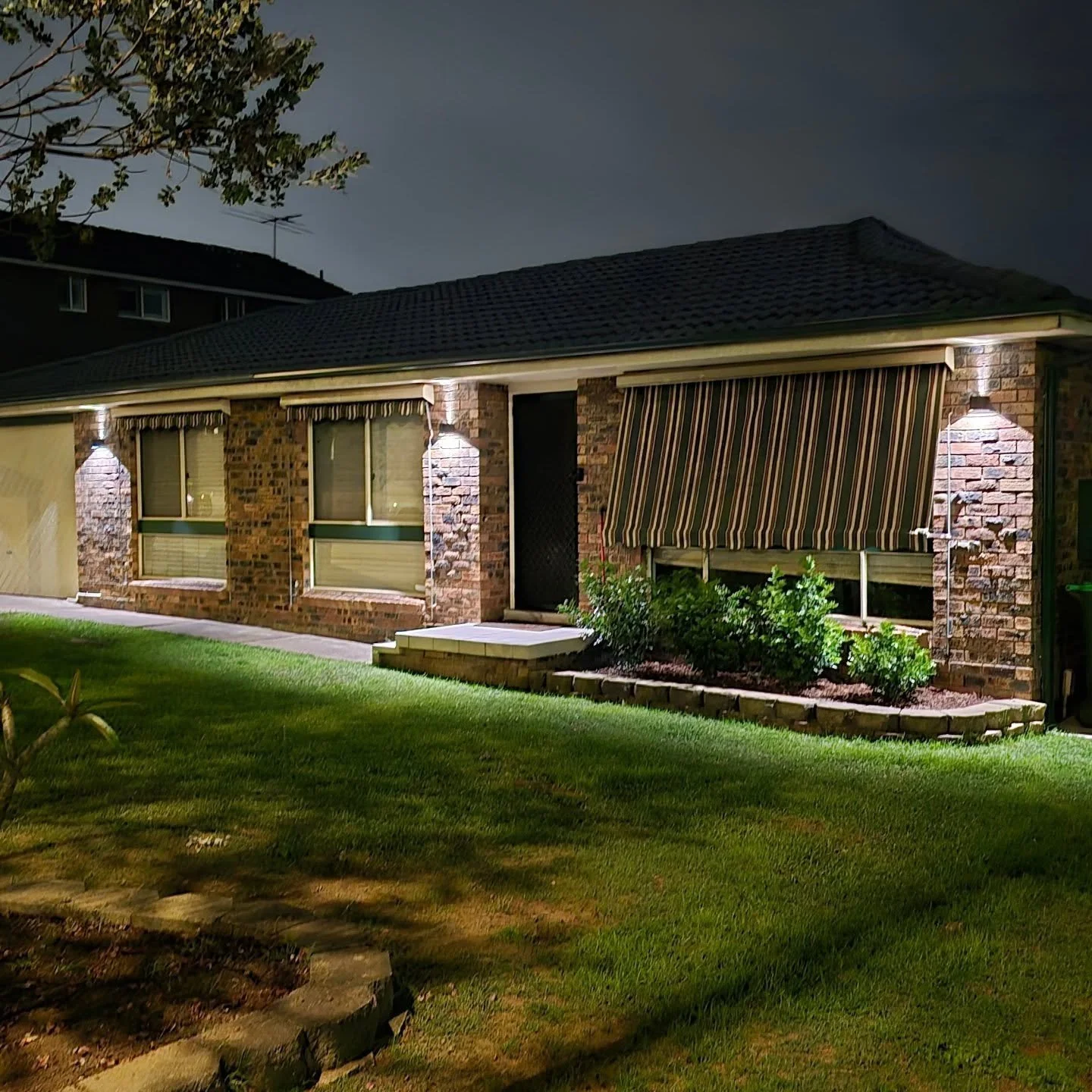 Front wall lights upgrade! Happy neighbours! #sydneysparky  #sparkylife⚡️💡🔌🔦💰📐📏