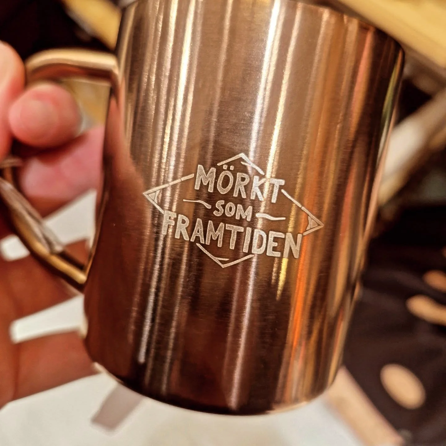 Jag dras till den h&auml;r @lemmeloutdoor muggen jag s&aring;g p&aring; Naturkompaniet.

 Den &auml;r ju som designad f&ouml;r en futurist! Jag kan ibland vara lite m&ouml;rk i min syn p&aring; framtiden (ja det h&auml;nder ju mycket nu i v&auml;rlde