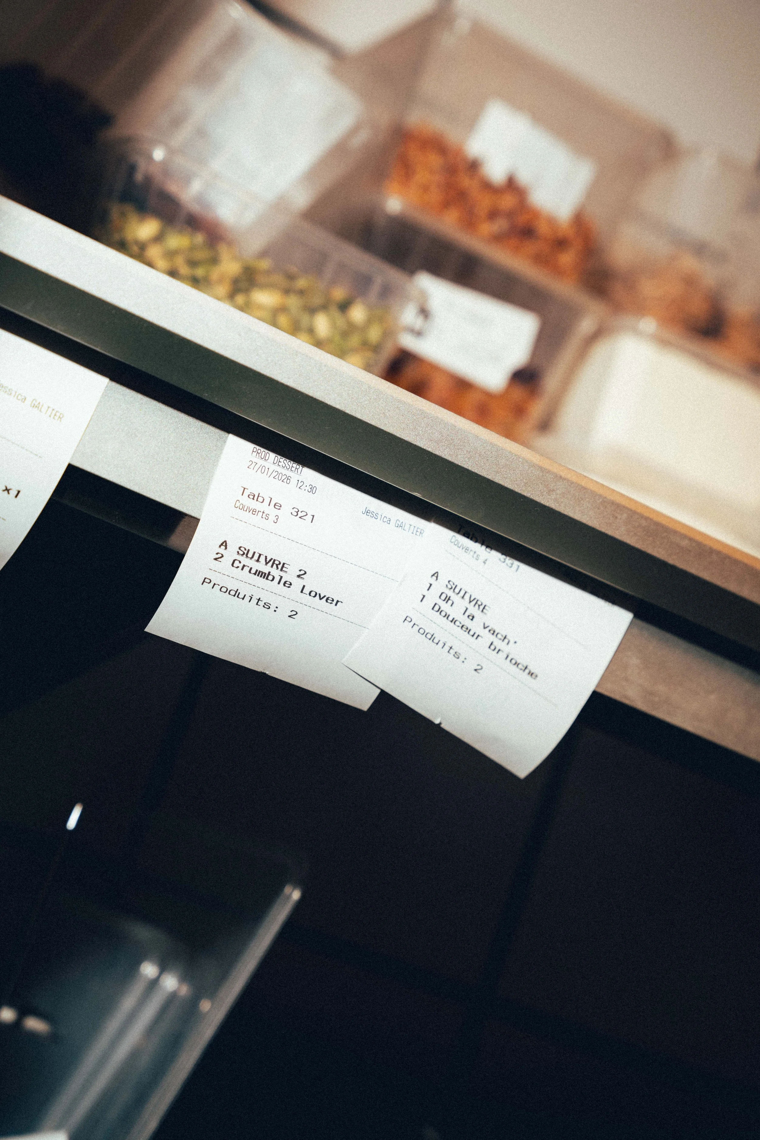 Billet de caisse avec une commande de nourriture, affichant des détails comme la date, l'heure, et le nombre de produits achetés.