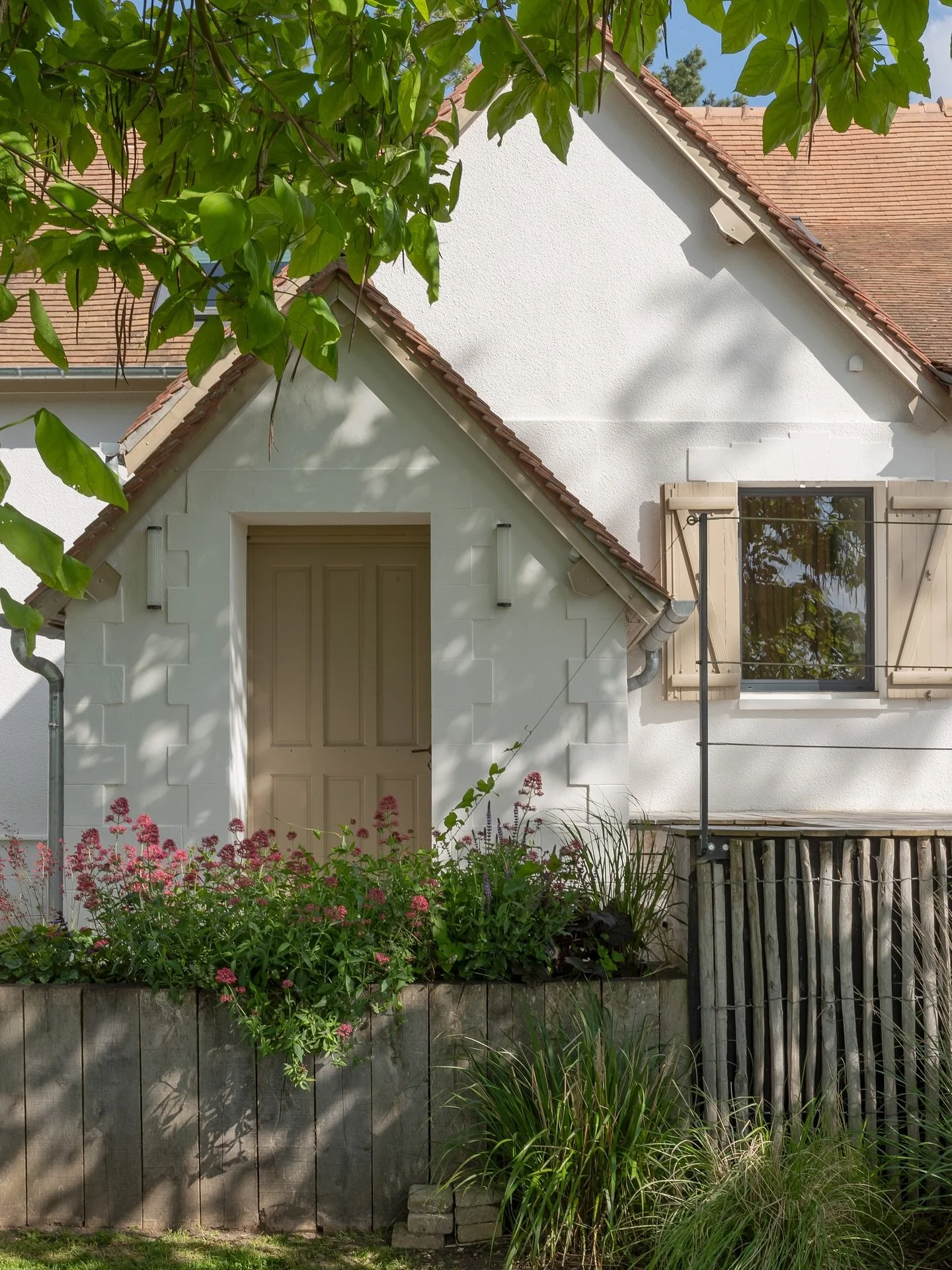 Avant/Apr&egrave;s fa&ccedil;ades 🏡

Trop souvent, on imagine qu&rsquo;optimiser une fa&ccedil;ade revient &agrave; effacer son caract&egrave;re.
Alors qu&rsquo;en r&eacute;alit&eacute;, le point central, c&rsquo;est la lumi&egrave;re ✨.

Nous trava