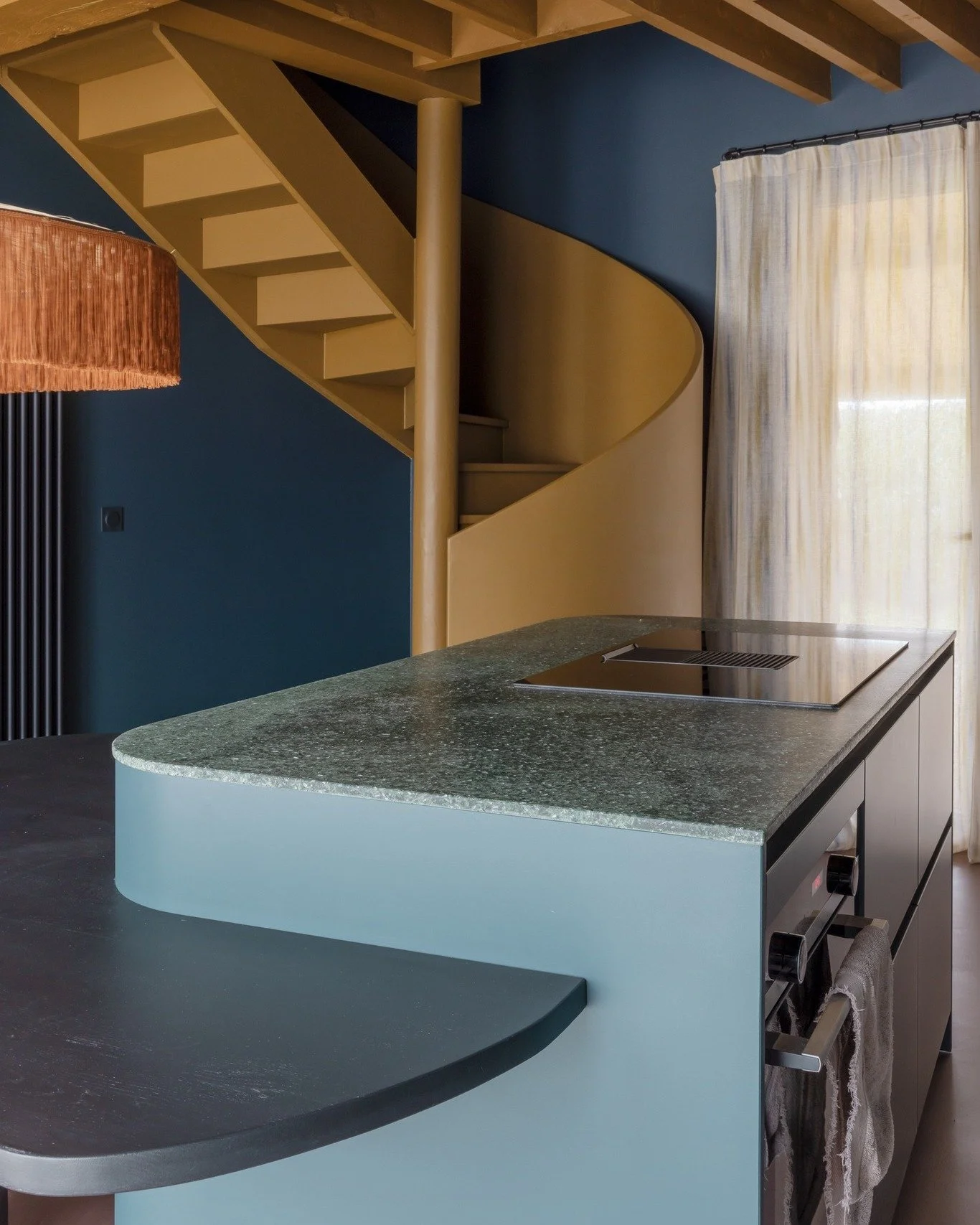 Bienvenue dans la cuisine du projet Salmaris ! ✨

Pour cr&eacute;er cette pi&egrave;ce, nous avons ouvert le mur porteur entre l&rsquo;ancien salon (d&eacute;sormais salle &agrave; manger) et le garage que nous avons annex&eacute;. Un nouvel escalier