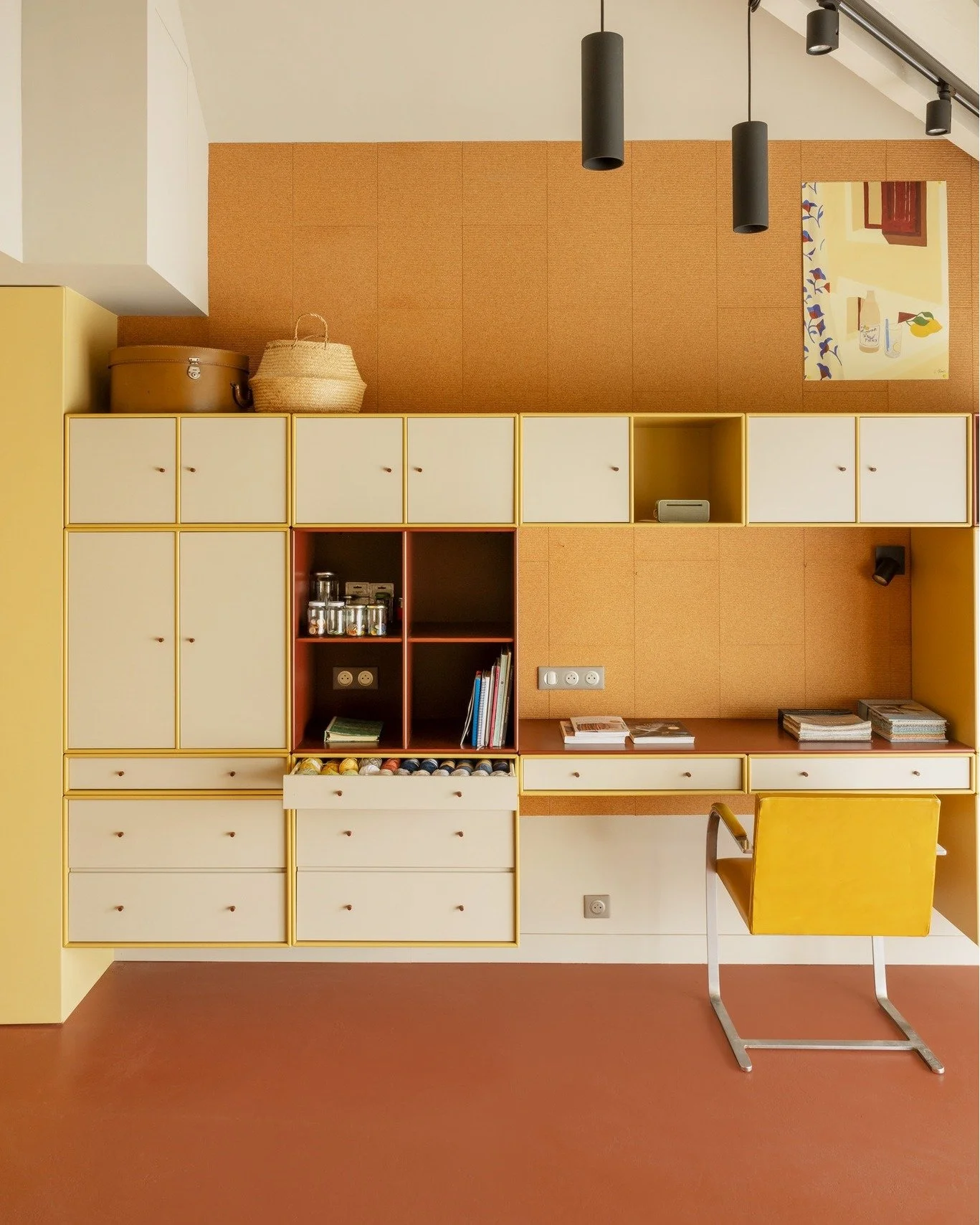 Dans cette belle maison de la banlieue ouest, il ne manquait pas de pi&egrave;ces de r&eacute;ception&hellip; mais il manquait un lieu rien qu&rsquo;&agrave; sa propri&eacute;taire, pour ses passions : couture, tricot, lecture, jardinage 🖍 🪴🪡🧶
No