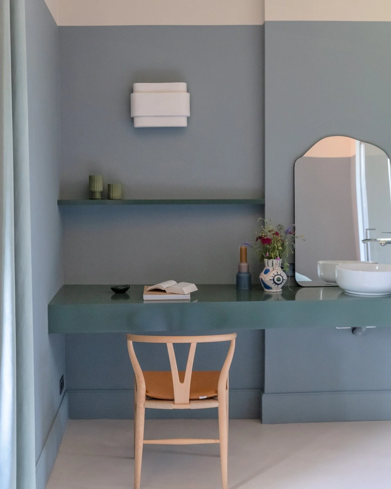 Nous voici dans la chambre d&rsquo;amis du projet Lib&eacute;ration. 💙
Elle se situe dans l&rsquo;ancien garage. Le challenge &eacute;tait de caser plusieurs fonctions dans une seule et m&ecirc;me pi&egrave;ce : coin nuit, coin salle d'eau et coin b