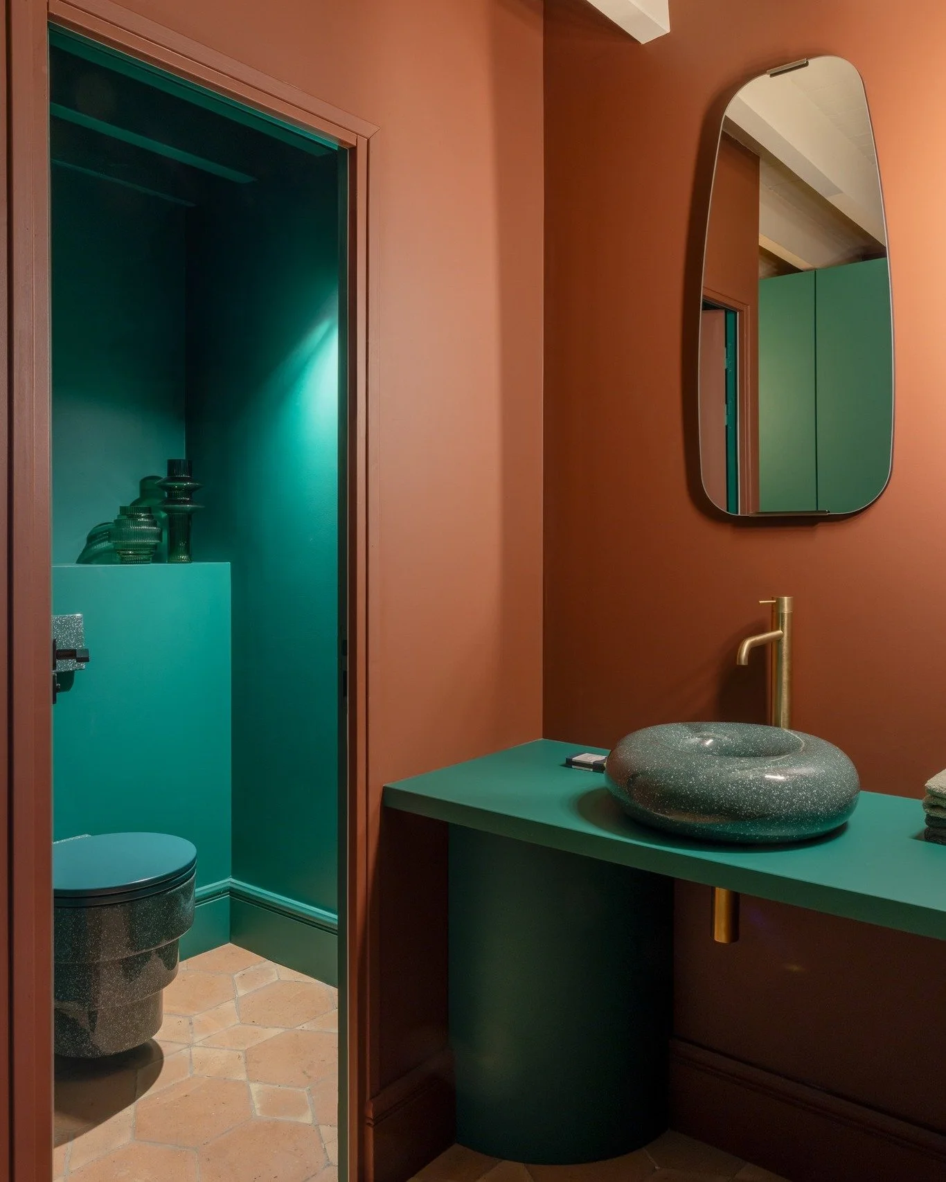 Couleurs inattendues, contrastes assum&eacute;s, lignes graphiques pour les WC de cette maison de campagne ! 🚽
Ici, on s&rsquo;&eacute;loigne volontairement des diktats d&eacute;co des maisons de campagne pour cr&eacute;er un univers contemporain, a