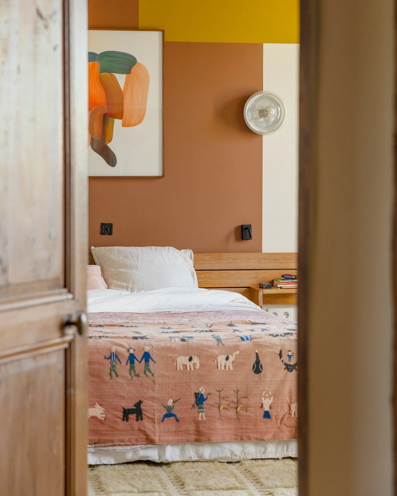 Bienvenue dans la chambre d'Am&eacute;lie &amp; Sylvain ! 20 m2 de couleurs et de douceur pour des nuits de b&eacute;b&eacute; (ou pas ! 😅)

🧡 Au sol : des tomettes anciennes recouvertes d&rsquo;un grand tapis @layered_official
🧡 Aux murs : des te