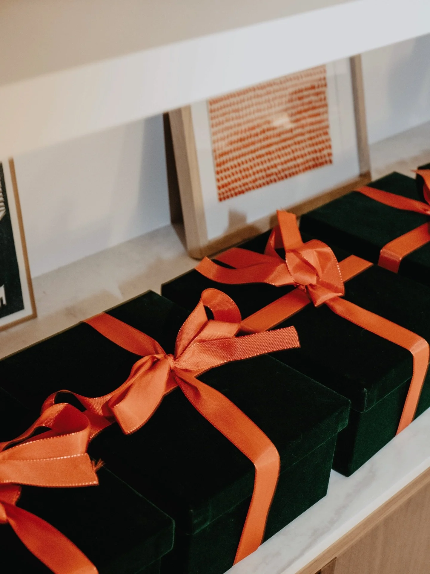 Cette ann&eacute;e, nous avons eu envie d&rsquo;offrir du beau pour No&euml;l, en soutenant ceux qui, proches ou non, ont en commun de fa&ccedil;onner la beaut&eacute;. 🎄
1 - Un objet by @laremise_objets 
2 - Une c&eacute;ramique sign&eacute;e @atel