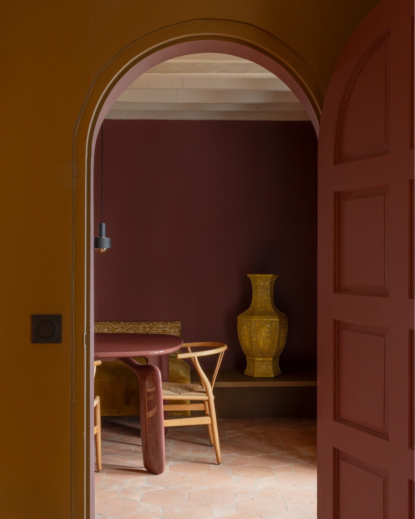 Cette salle &agrave; manger illustre parfaitement comment transformer une contrainte en opportunit&eacute; ✨. Ou comment chaque difficult&eacute; est devenue un parti pris architectural fort !

👉 Contrainte n&deg;1 : conserver le sol d&rsquo;origine