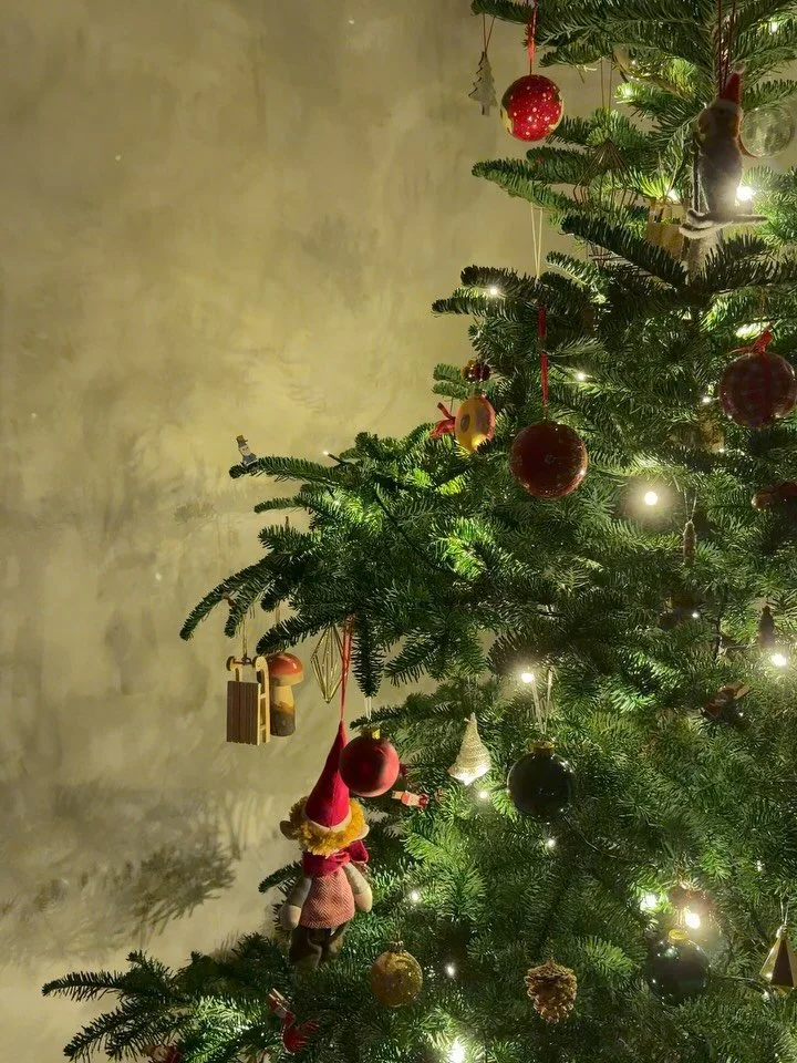 On voulait faire une photo d&rsquo;&eacute;quipe pour vous souhaiter de joyeuses f&ecirc;tes mais on a compl&egrave;tement oubli&eacute; 🤭Pourquoi ? Parce qu&rsquo;on &eacute;tait bien trop occup&eacute; &agrave; partager ce moment tous ensemble, &a