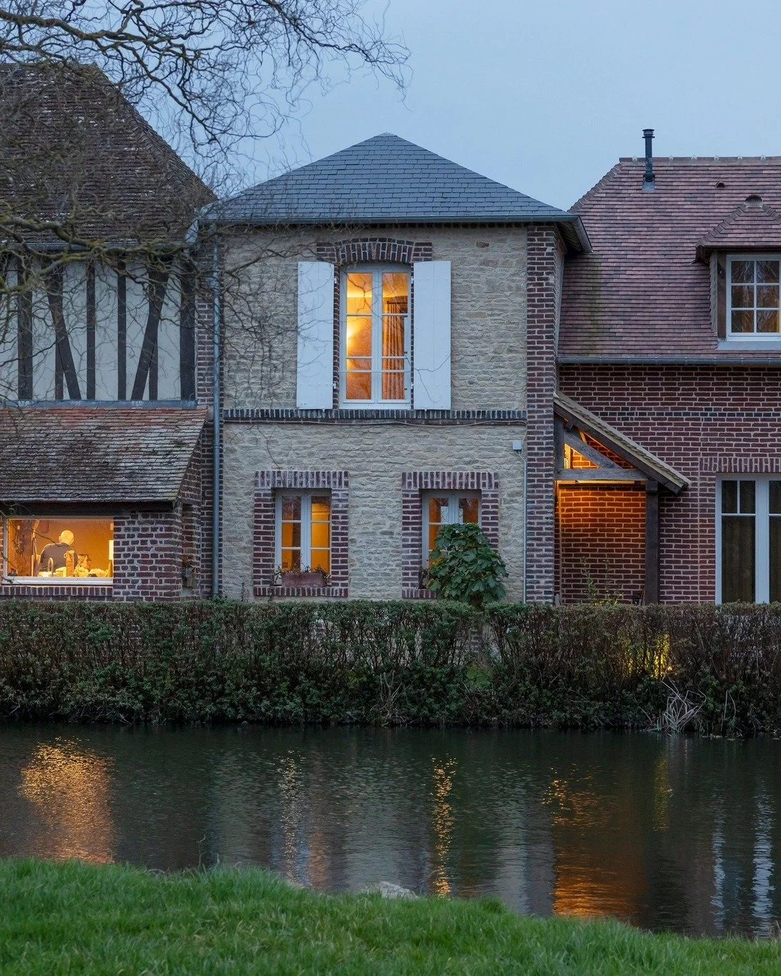 Comment relier deux maisons de famille sans jamais donner l&rsquo;impression de passer de l&rsquo;une &agrave; l&rsquo;autre ?
La r&eacute;ponse s&rsquo;est impos&eacute;e naturellement : en cr&eacute;ant une grande cuisine centrale, pens&eacute;e co
