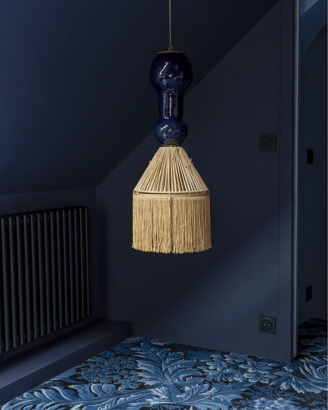 La chambre du projet Salmaris est un ancien grenier transform&eacute; en cocon ✨
Nous avons ajout&eacute; une lucarne pour faire entrer la lumi&egrave;re, tout en assumant le caract&egrave;re feutr&eacute; de cette pi&egrave;ce perch&eacute;e sous le