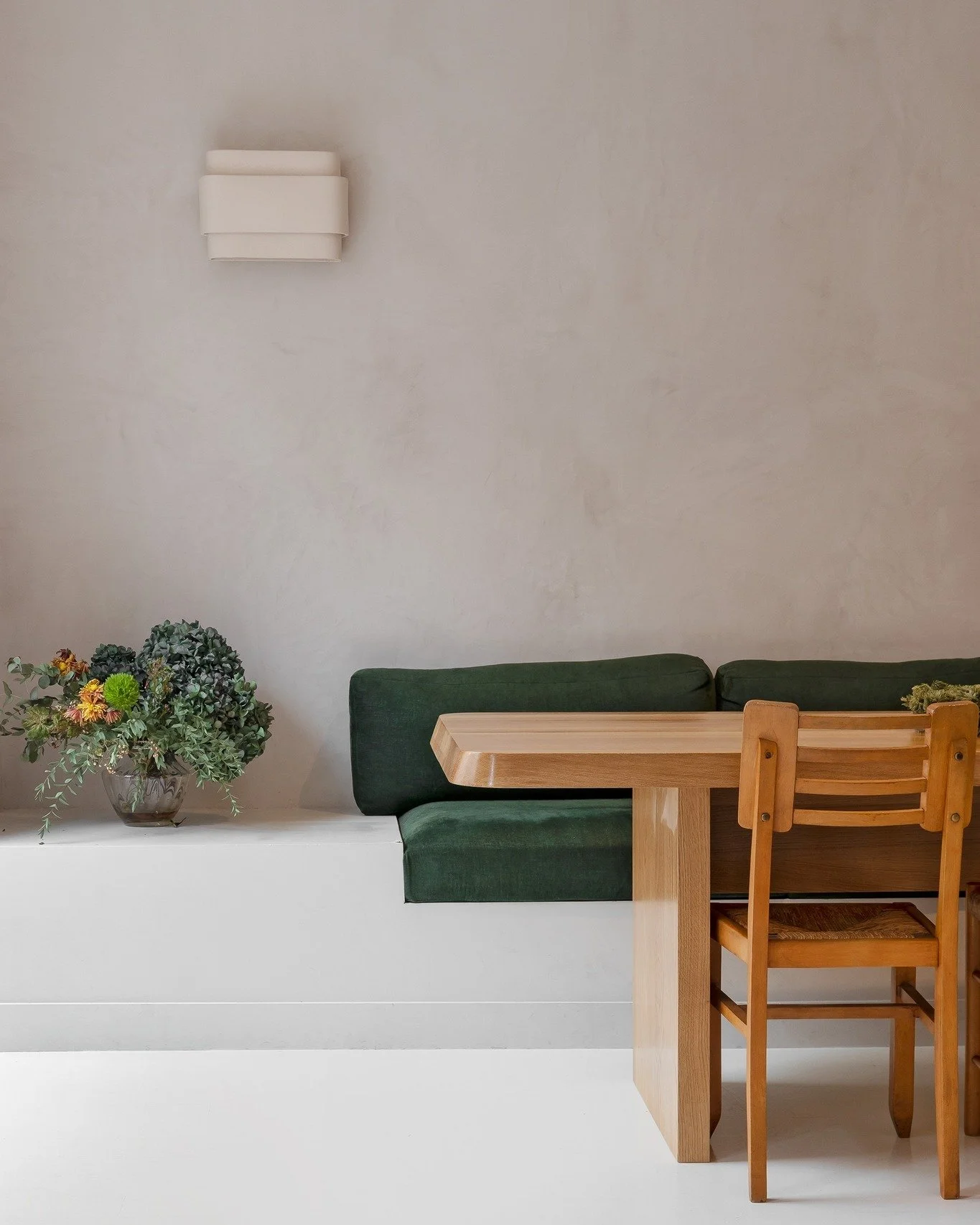 Pour ce projet parisien, le mot d&rsquo;ordre &eacute;tait ... blanc, blanc et blanc ! Vous imaginez notre t&ecirc;te ? 😆
Une des raisons &eacute;tait l&rsquo;orientation de la maison qui recevait peu de lumi&egrave;re et &eacute;tait m&ecirc;me ave