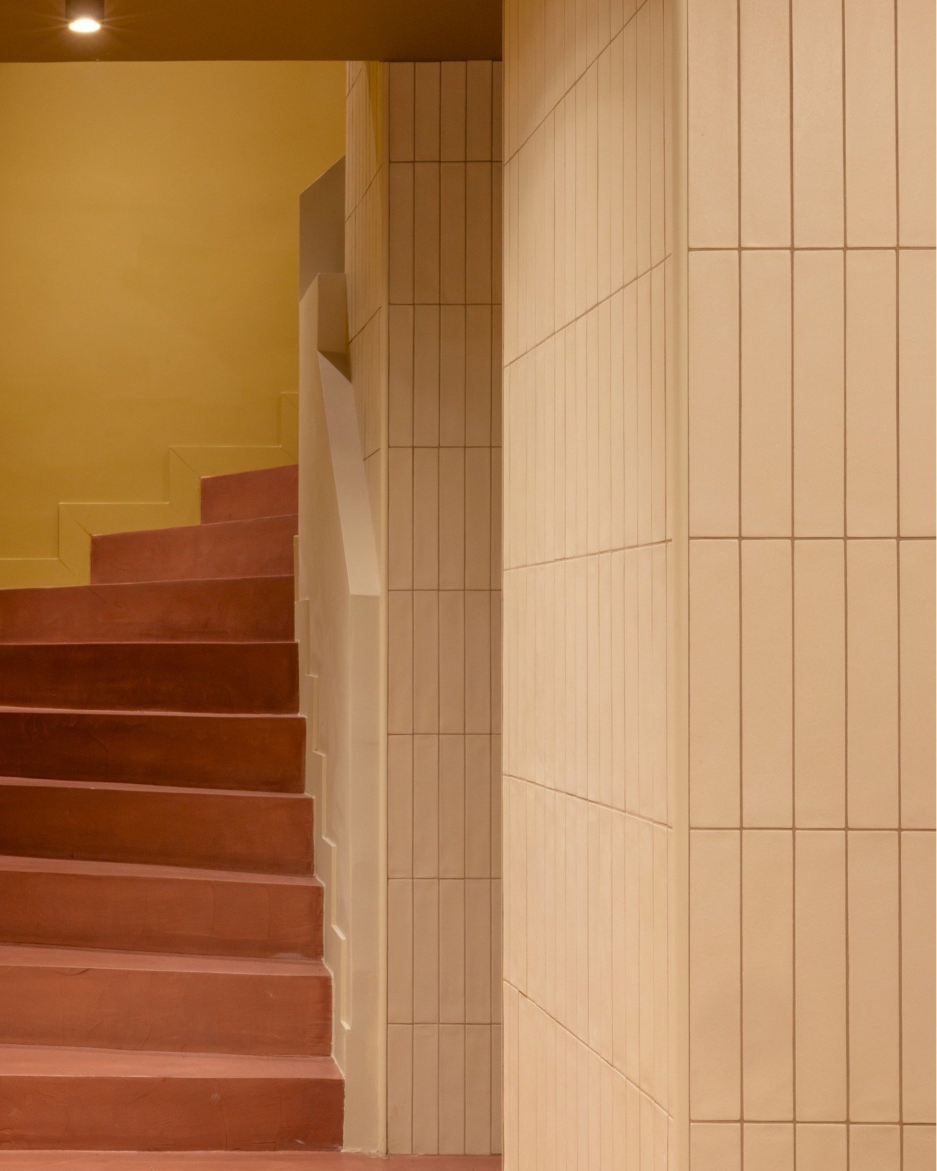 Non, nous ne sommes pas dans un restaurant en M&eacute;diterran&eacute;e mais dans un cabinet d'avocats du VIII &egrave;me arrondissement de Paris ! 👩&zwj;🎓
Dans ce sous-sol sombre, nous avons explor&eacute; la couleur (Dune/Sinople/Jaune Indien de