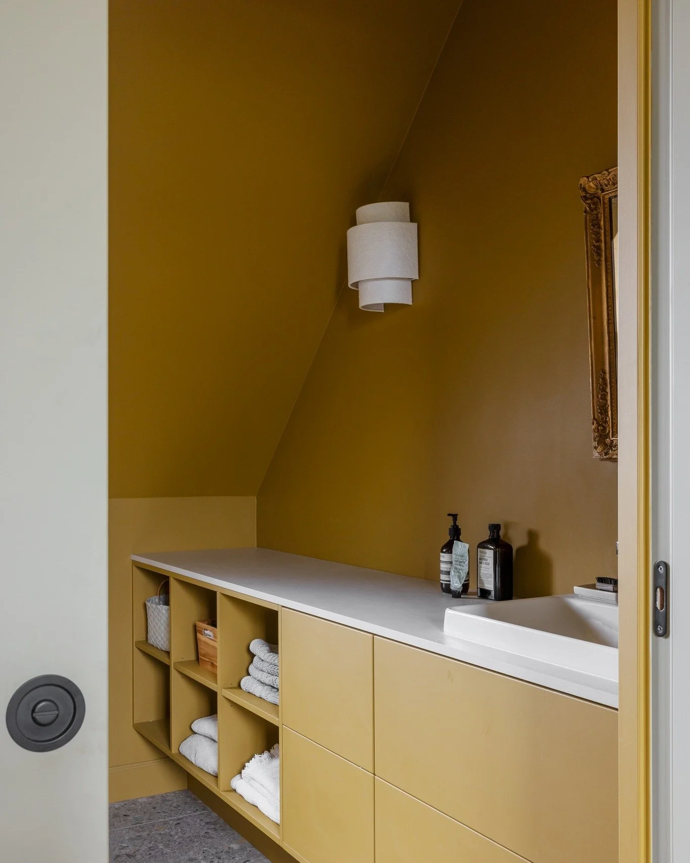 Deux salles de bain. Deux atmosph&egrave;res. Une seule et m&ecirc;me maison.

Dans le projet Lacorf, nous avons imagin&eacute; ces deux pi&egrave;ces comme des expressions compl&eacute;mentaires.

 La premi&egrave;re joue la carte de l&rsquo;&eacute