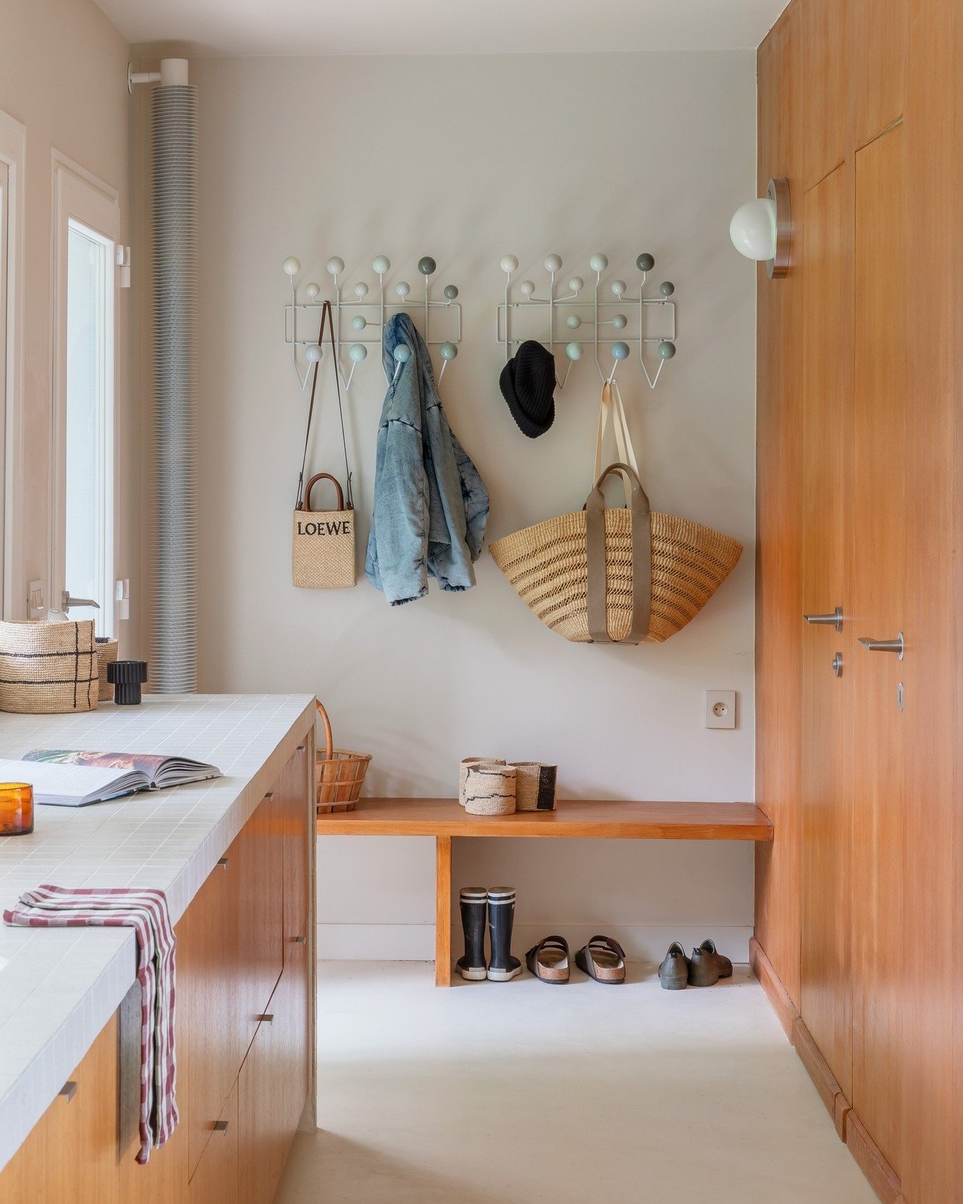 Petit tour dans la cuisine d'inspiration 50's du projet Port Biren avec :

👉 Son mur habit&eacute; en bois qui dissimule les &eacute;l&eacute;ments techniques
👉 Son immense lin&eacute;aire de rangements qui d&eacute;marre d&egrave;s l'entr&eacute;e