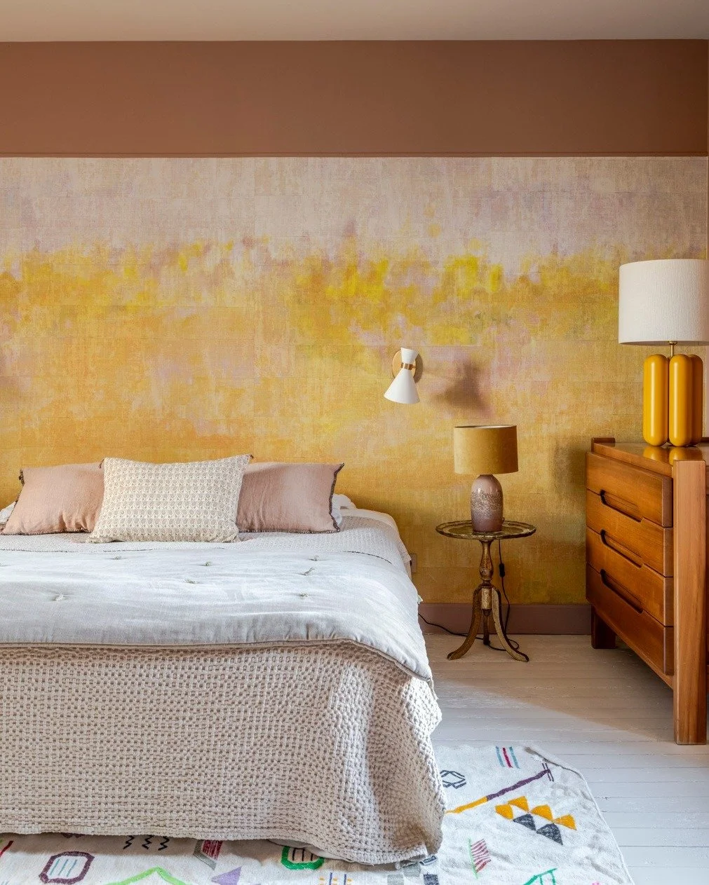 Cette chambre du projet Lacorf a &eacute;t&eacute; pens&eacute;e comme un v&eacute;ritable cocon, enveloppant et chaleureux 🤍
Nous avons opt&eacute; pour une peinture monochrome Rose Turc @argilepeinture , prolong&eacute;e par des rideaux en lin dan