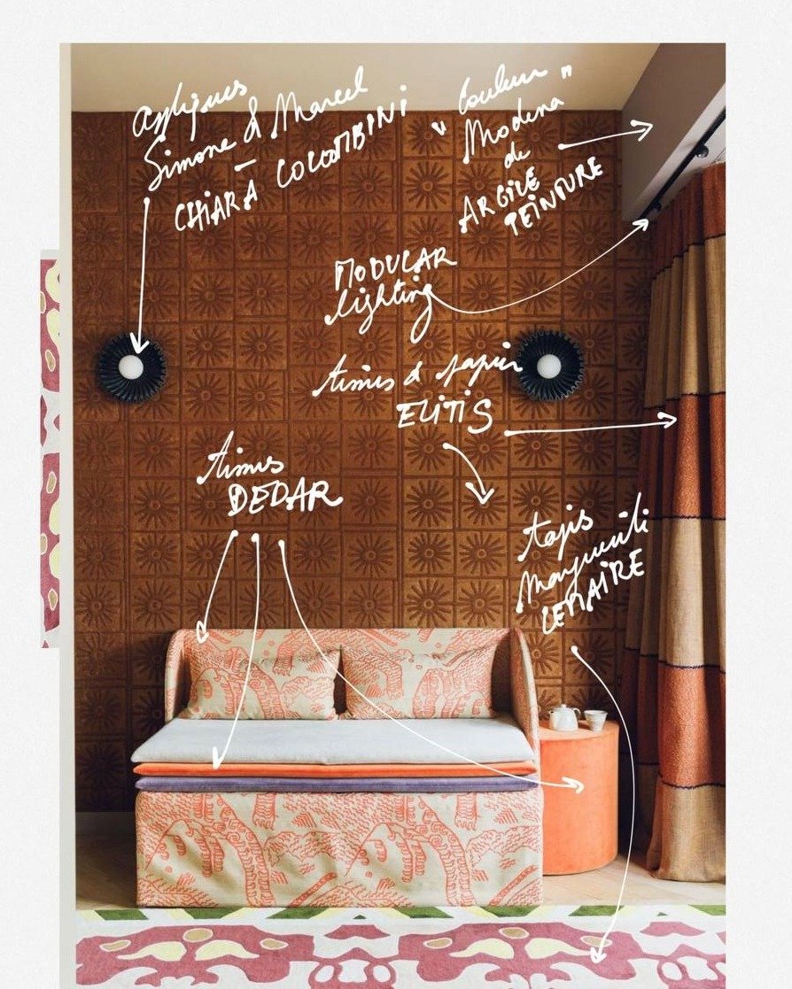 Peut-on revenir un instant sur cet espace et sa banquette sur-mesure ? 
Voici le bureau du projet Rochechouart. Une pi&egrave;ce o&ugrave; le foisonnement est assum&eacute;, revendiqu&eacute; m&ecirc;me et qui tord le cou au c&eacute;l&egrave;bre &ld