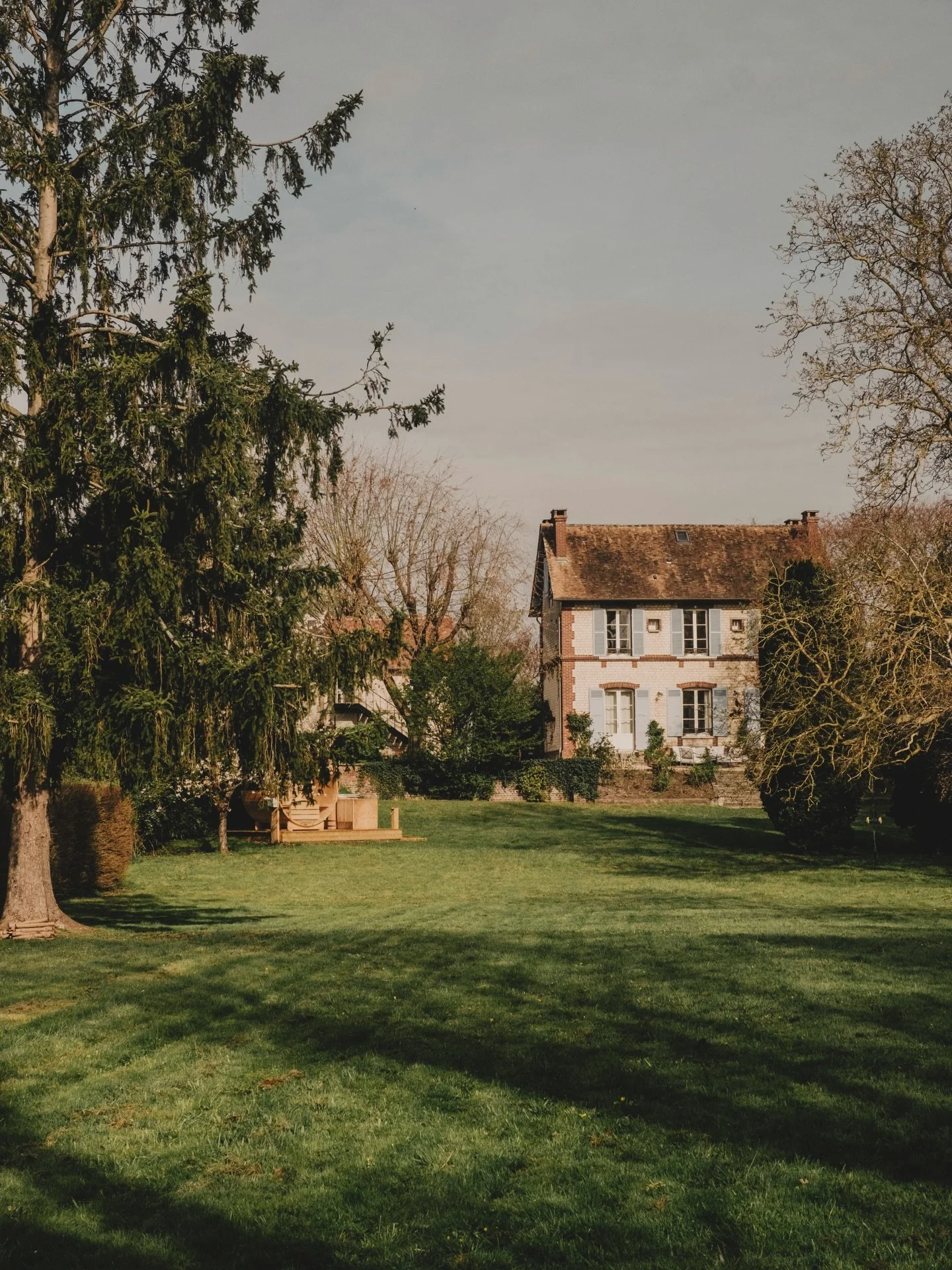 La semaine derni&egrave;re avec l&rsquo;&eacute;quipe nous avons pos&eacute; nos valises et nos ordinateurs en bord de Seine au sein de ka Maison Rive @side__house 🏡
On s&rsquo;attendait &agrave; un bel endroit mais pas &agrave; &ccedil;a ✨

La Mais