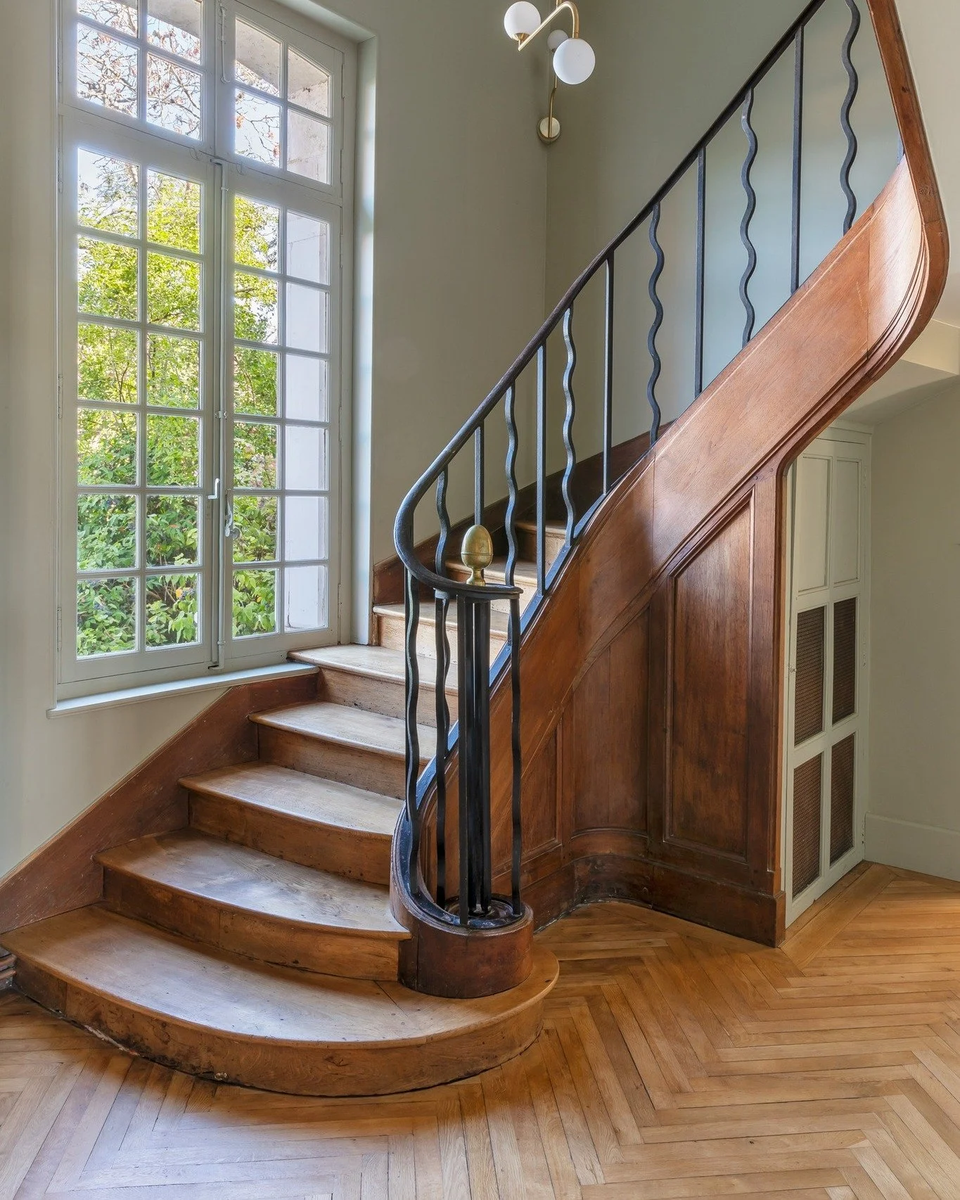 Dans cette maison de ma&icirc;tre, tout &eacute;tait &agrave; r&eacute;inventer sans rien trahir. 
Les moulures d'origine ont &eacute;t&eacute; restaur&eacute;es avec soin, les espaces repens&eacute;s pour une famille de cinq. L'ancienne annexe techn