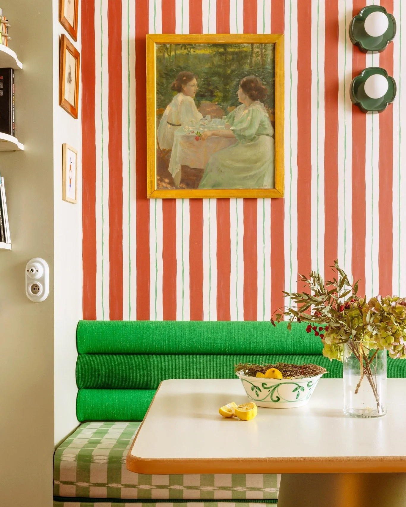 Dans cet appartement la cuisine grise &eacute;tait fonctionnelle et &eacute;l&eacute;gante mais manquait de caract&egrave;re.
On a fait un choix un peu radical : r&eacute;duire les rangements.🤭 R&eacute;sultat ? Une belle occasion de faire le tri, d
