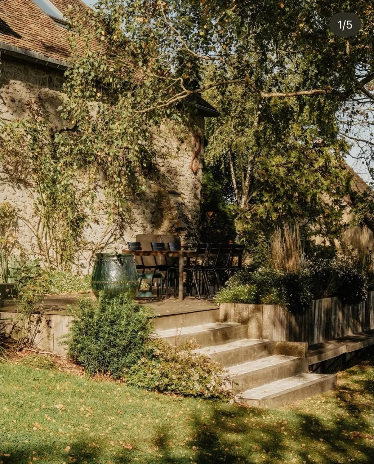 🛠Avant | Apr&egrave;s Cr&eacute;ationTerrasse 🌿
Quand le terrain impose ses contraintes, le design (et nous 😅) trouve ses solutions.
Ici, la maison surplombait le jardin de 1,50 m,  un d&eacute;fi de taille pour cr&eacute;er une terrasse harmonieu