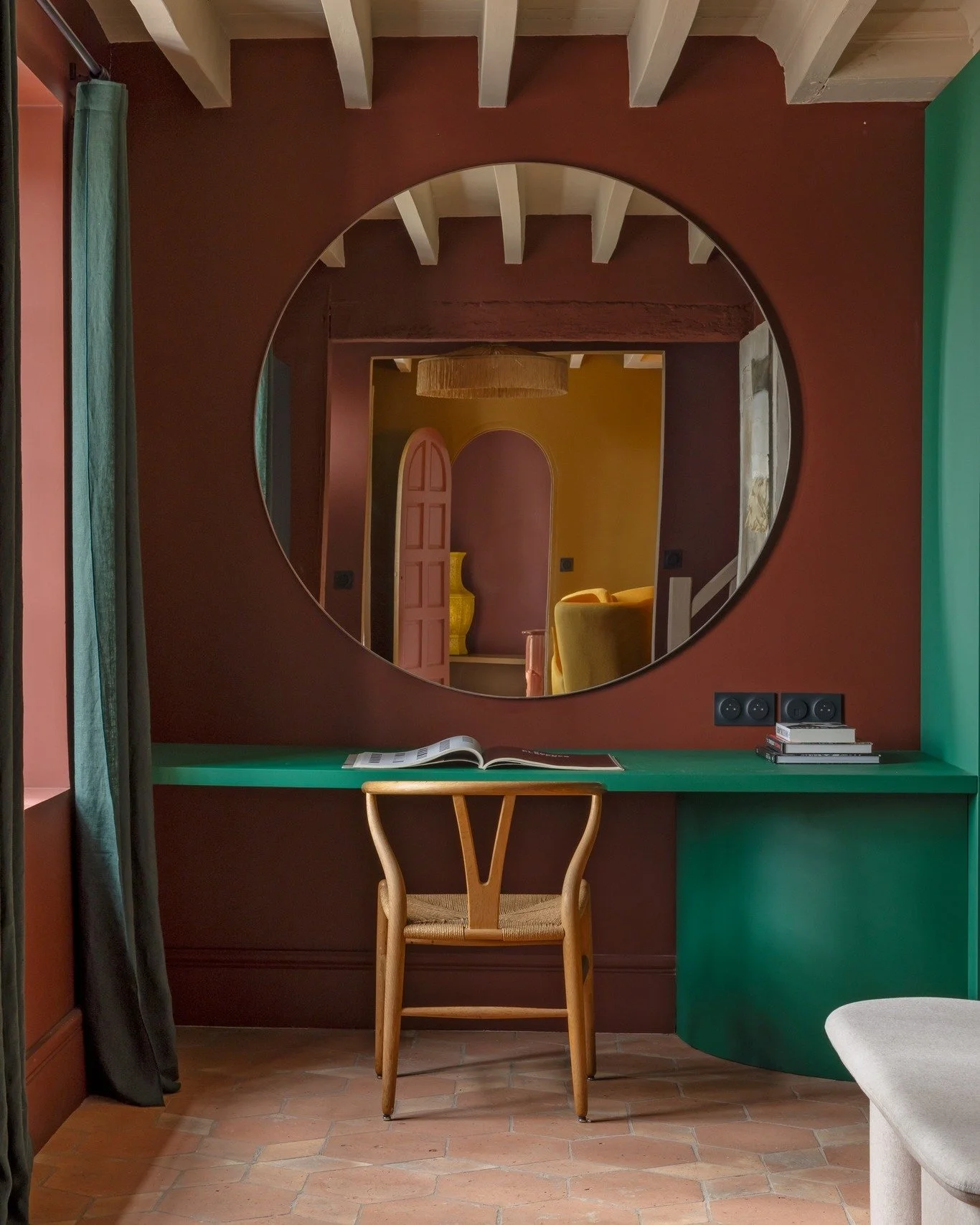 L'une des id&eacute;es re&ccedil;ues les plus tenaces en d&eacute;coration est qu'il faudrait limiter le nombre de couleurs 🌈 pour cr&eacute;er un int&eacute;rieur harmonieux. Pourtant, ce n'est pas tant le nombre de teintes qui compte que la fa&cce