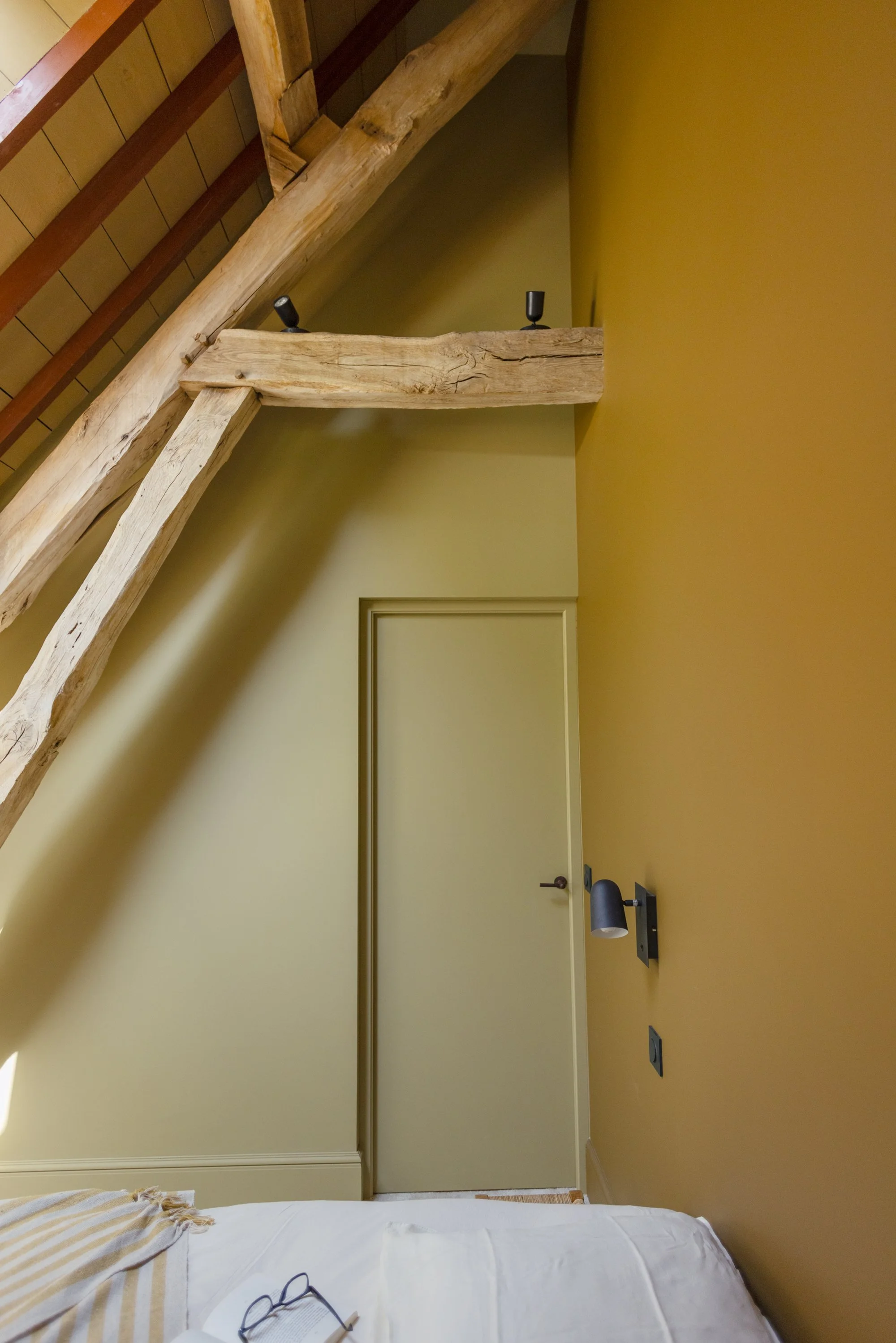 chambre jaune sous comble maison de campagne