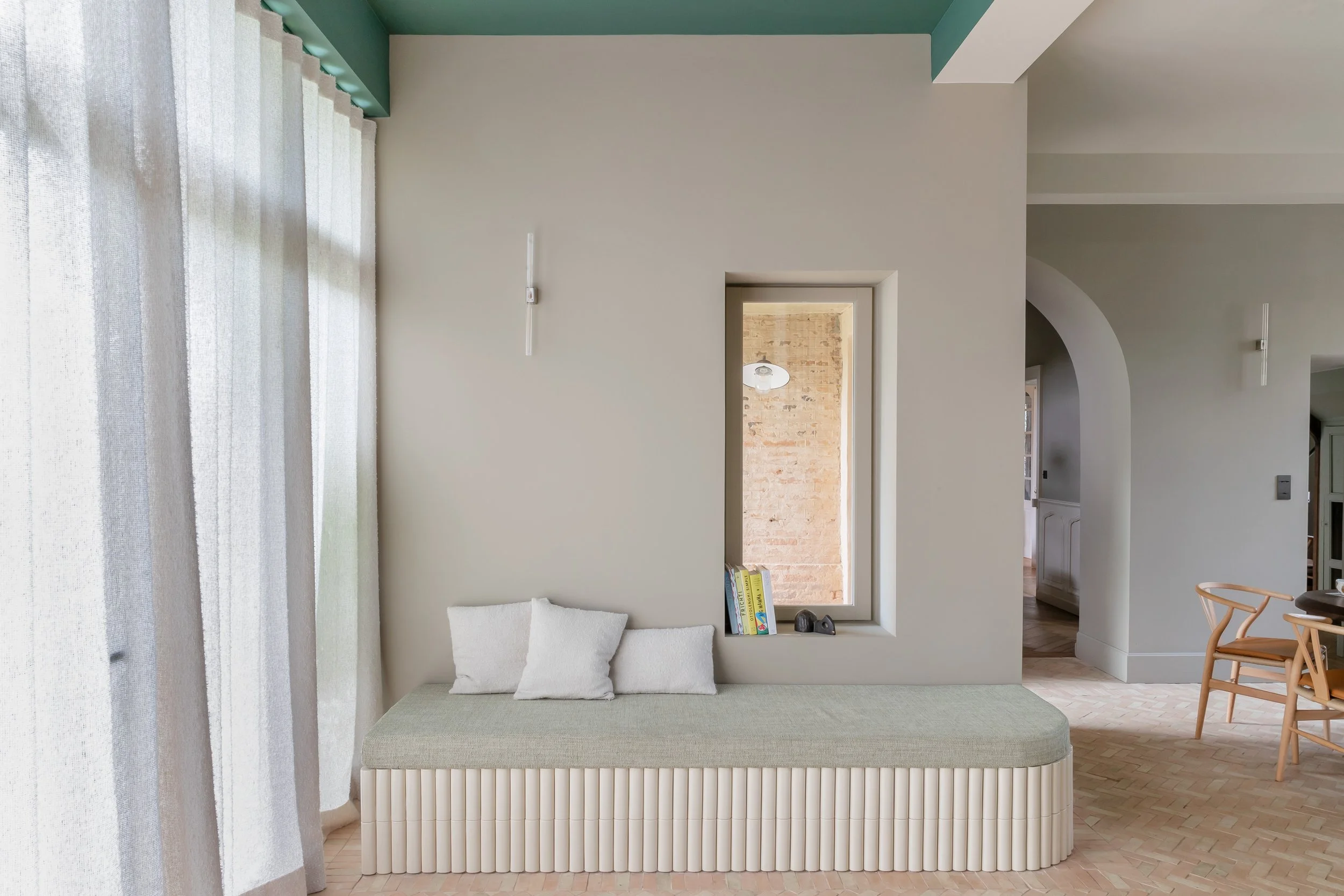 banquette arrondie, plafond coloré, sol bejmat