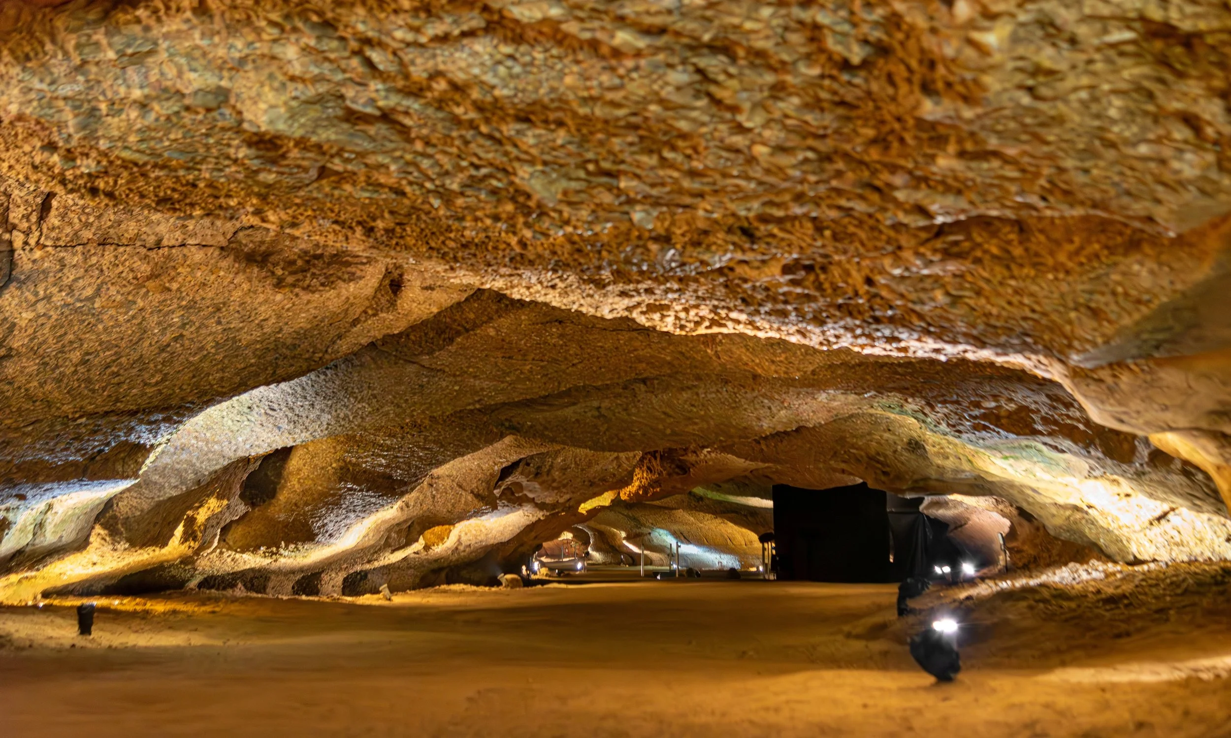 La cova de la Font Major,és una de les set coves més llargues del món.Te al llarg de 3.590 m de corredors descoberts fins ara.
