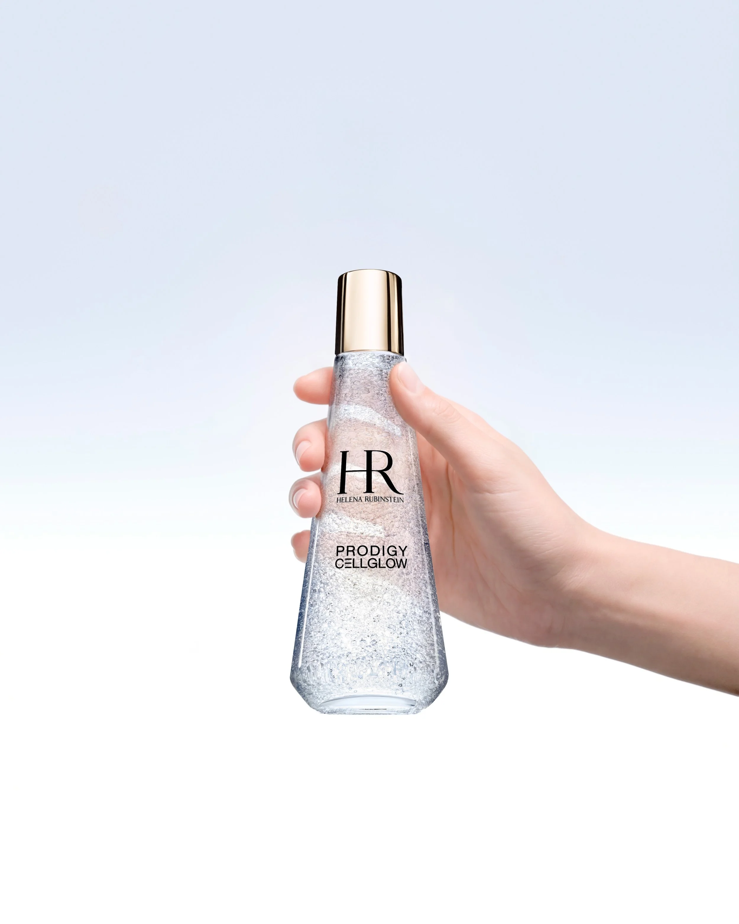 HR_26_CELLGLOW_packwithhand_02_4x5_AIStudio.jpg