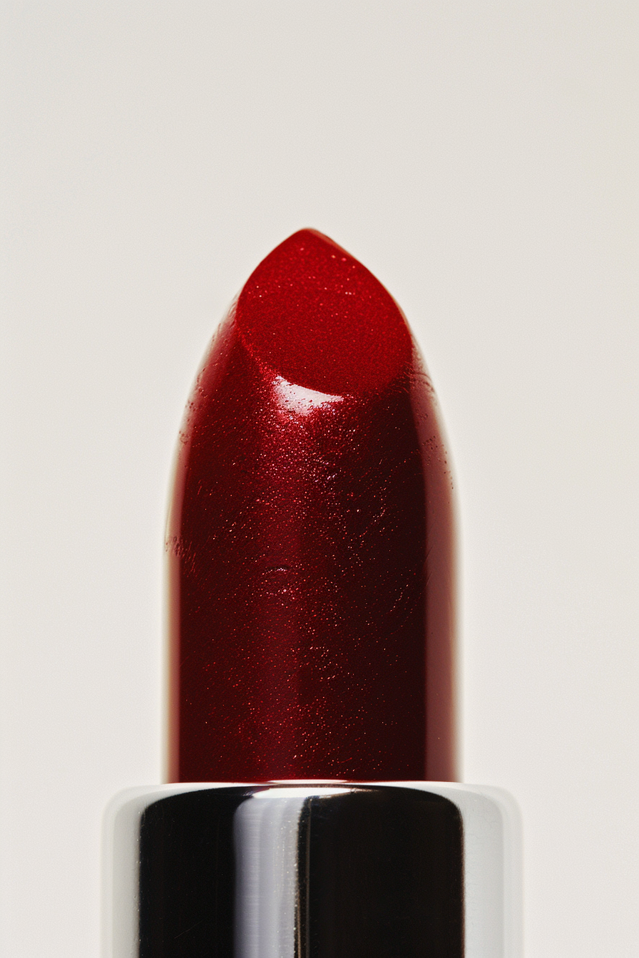 jxwnnxx_A_red_lipstick_._The_background_color_should_be_white_14eefaf7-1291-4550-bfcb-368c6eed486c_3.png