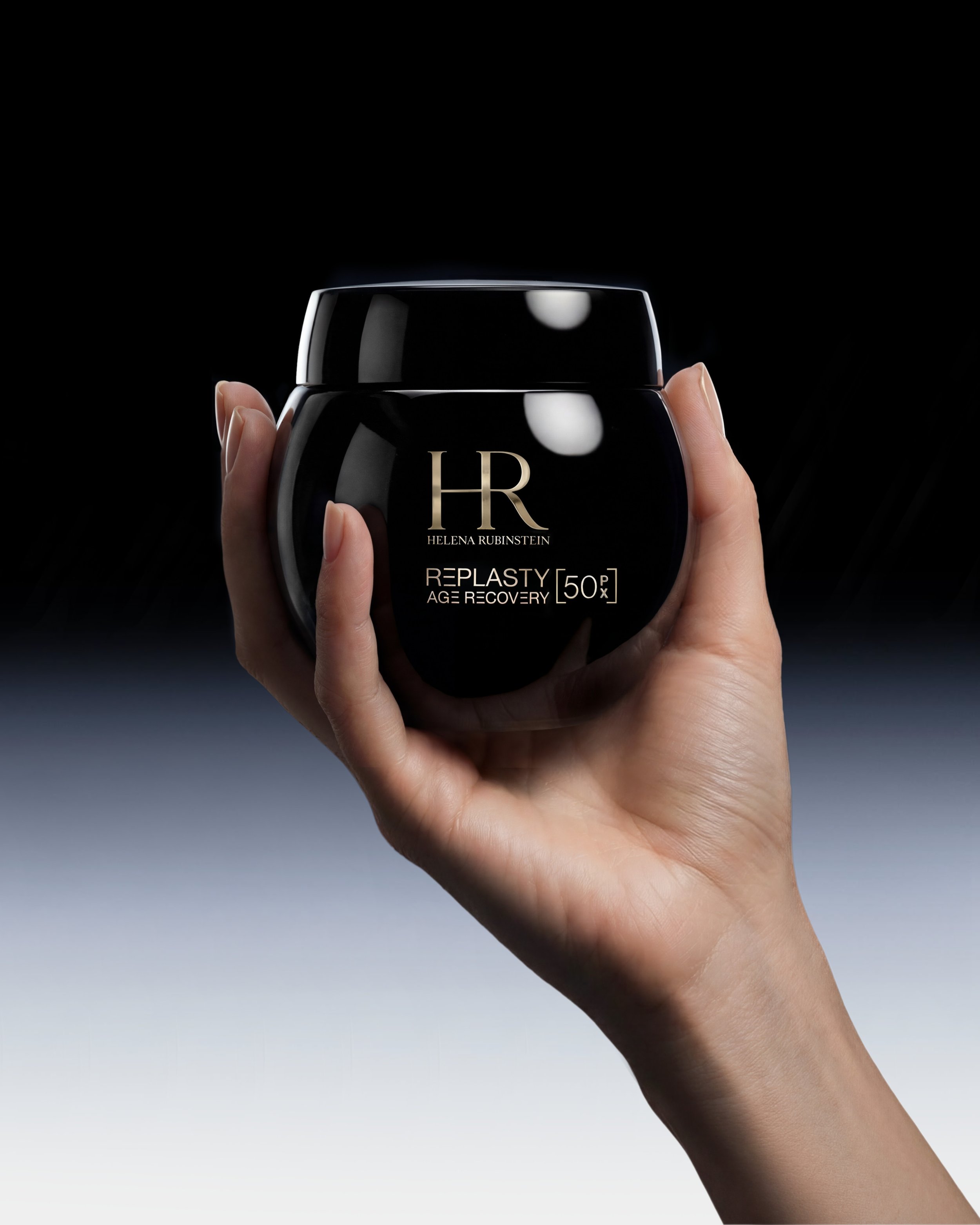 HR_26_AGE_RECOVERY_pack_with_hand_4x5_AIStudio.jpg