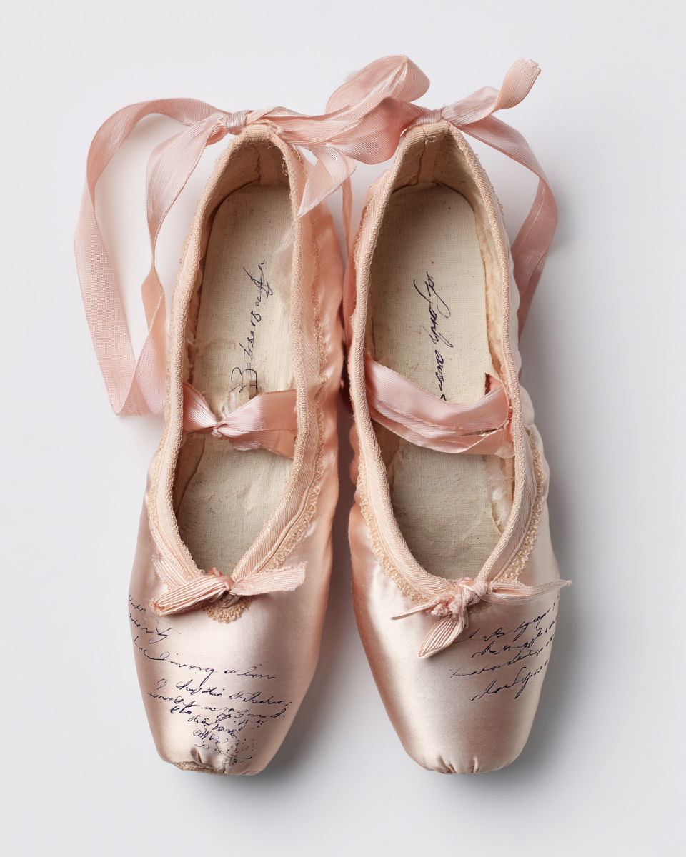jxwnnxx_A_pair_of_ballet_shoes_in_light_pink_satin_fabric_in__2118e7a8-f091-438e-9c27-1072cb87abaa_3.png
