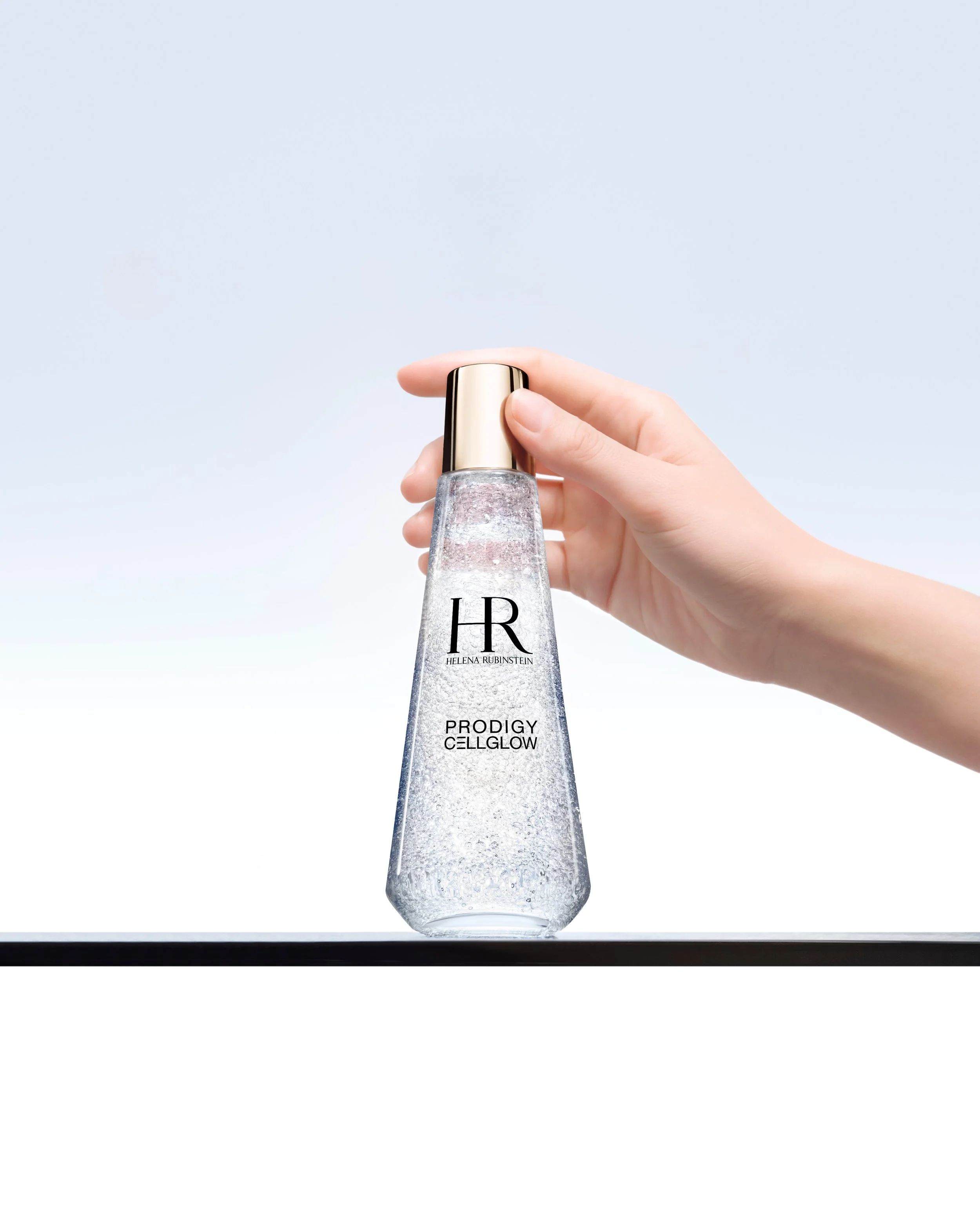HR_26_CELLGLOW_packwithhand_01_4x5_AIStudio.jpg