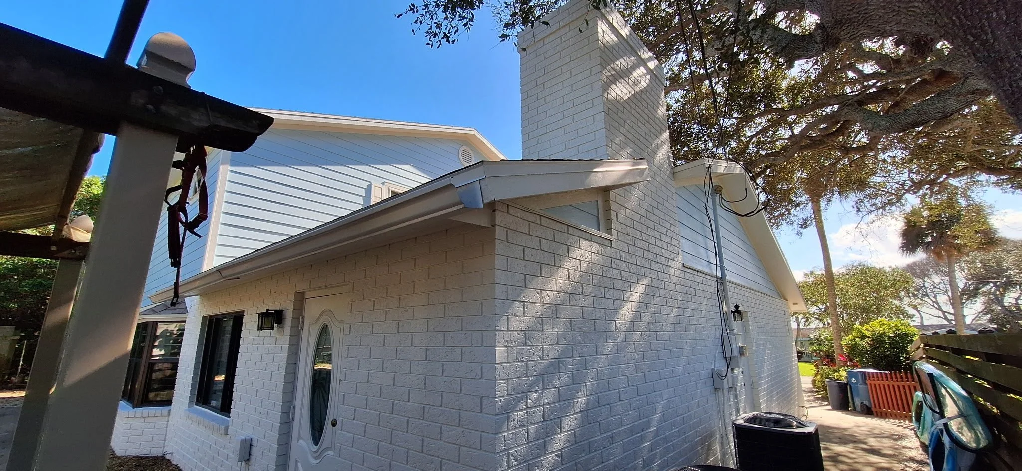 White painted brick surrounding the entry door creates a clean, modern look for this New Smyrna Beach home.