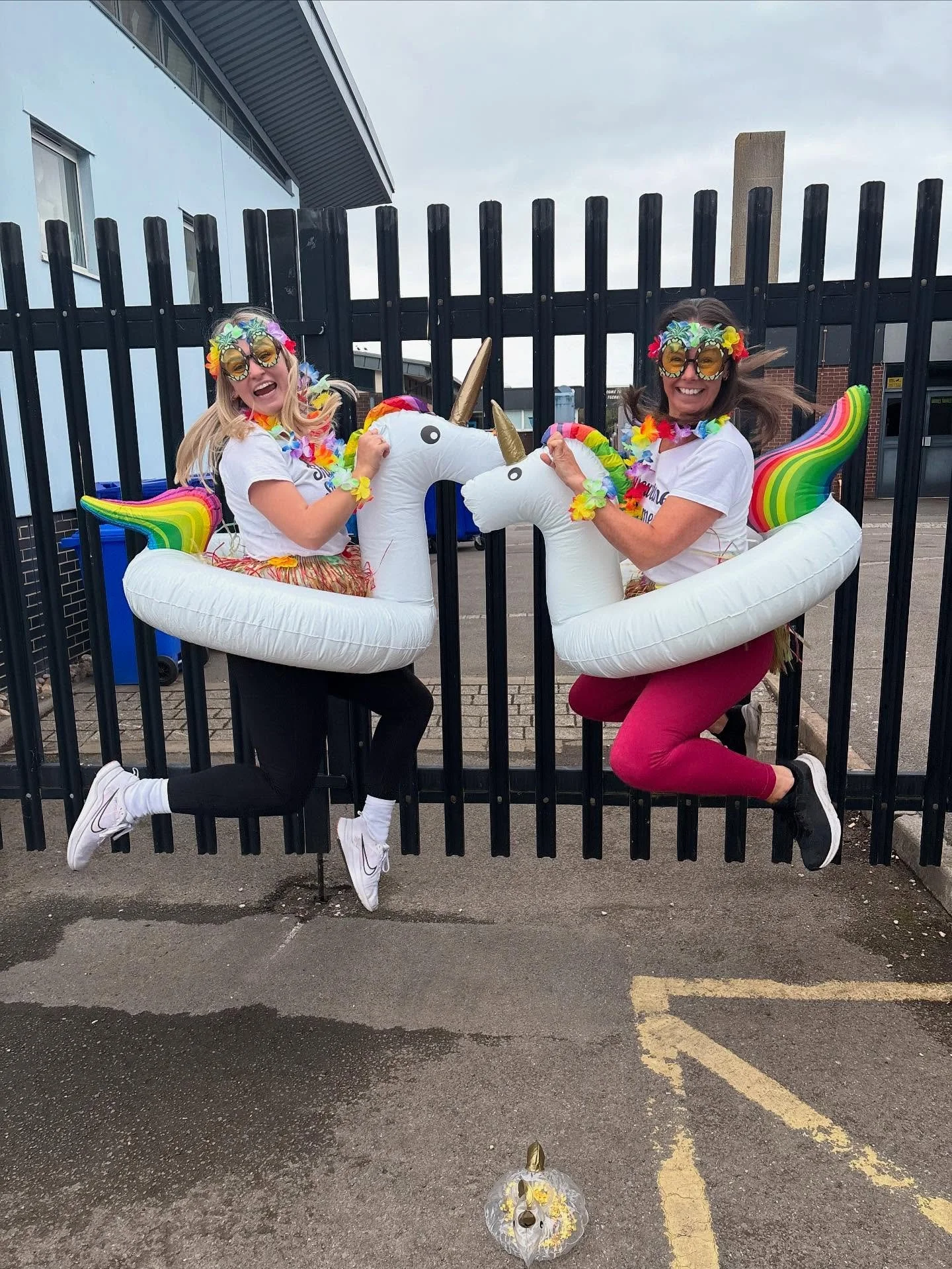 Miss Fran &amp; Miss Lucy continued to bring the summer holiday vibes on the gate yesterday by jumping into their imaginary pool! Yippeeeeeeee!!!🦄🦄