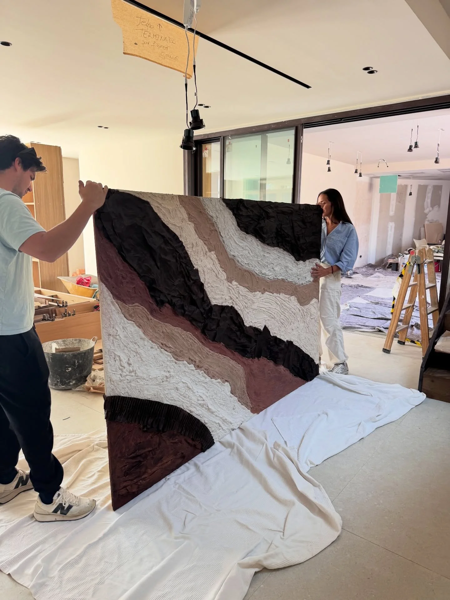 About yesterday 👐✨

Por fin instalamos esta obra de arte de m&aacute;s de 2 metros de texturas, telas, papel y materiales superpuestos en esta villa tan especial.

No fue f&aacute;cil. El hueco apenas dejaba margen de maniobra y, con sus 40/50 kg, n