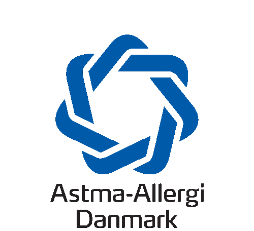 Logo for Astma-Allergi Danmark med en blå, cyklisk form og teksten "Astma-Allergi Danmark" underneath.