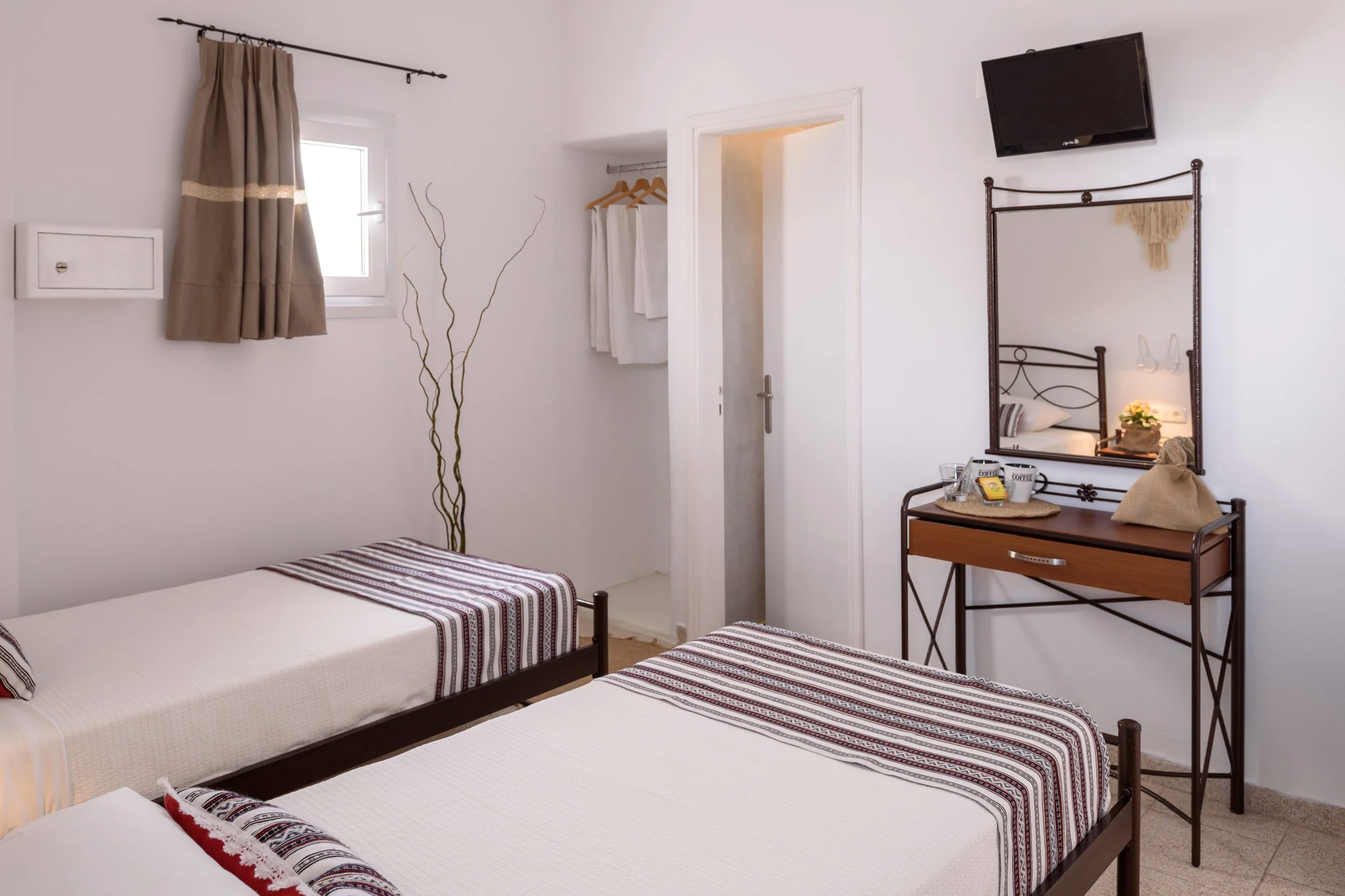 CalDay_Santorini_Perissa2022_ (69) 2.jpg